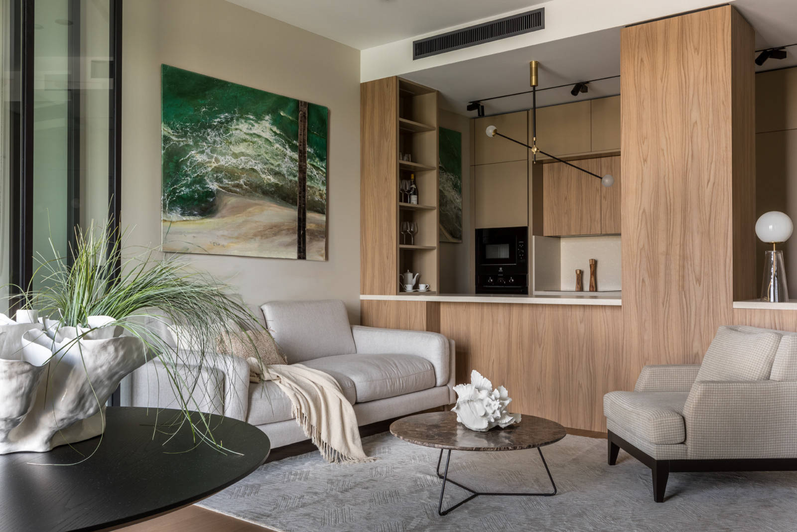 Houzz тур: Квартира с ванной в спальне и сквозным камином