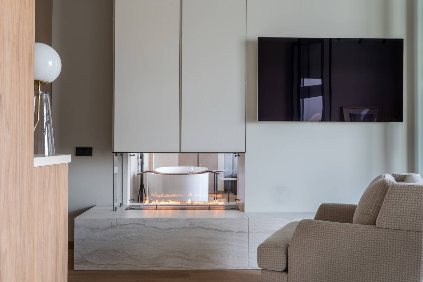 Houzz тур: Квартира с ванной в спальне и сквозным камином