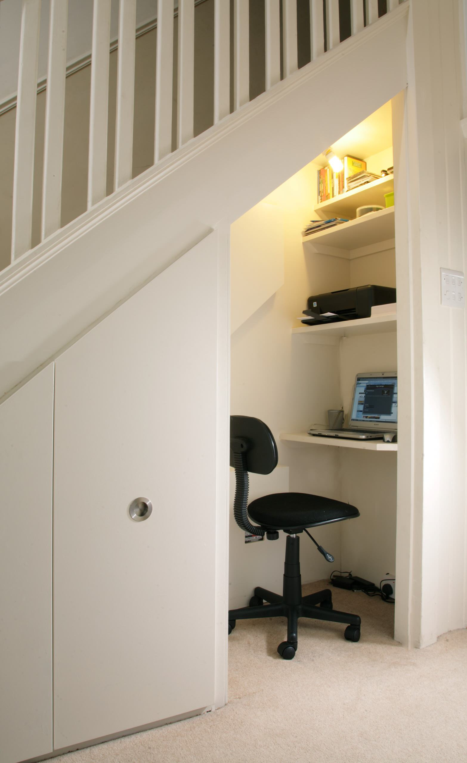 Фотоохота: 21 идея, как задействовать место под лестницей