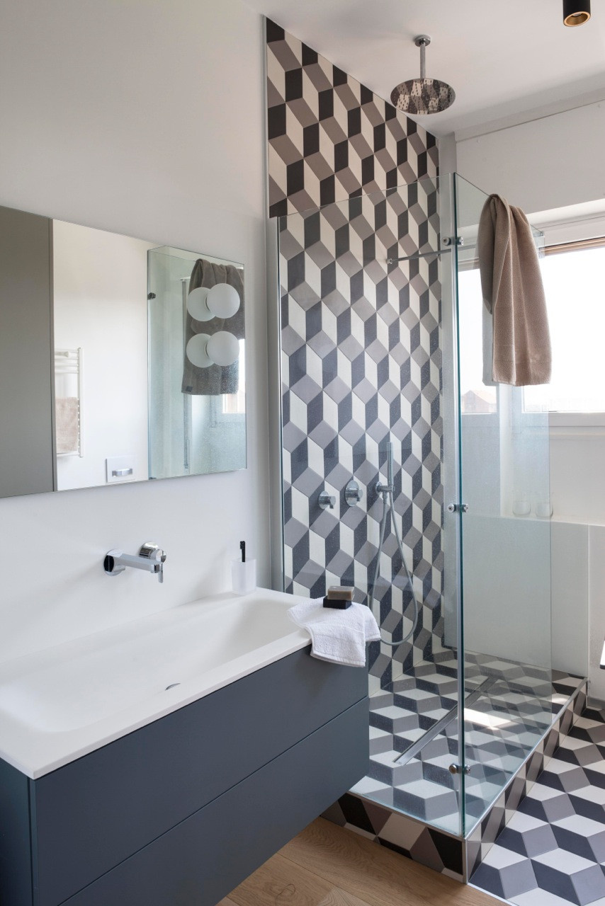 Просто фото: Перетекание плитки с пола на стену