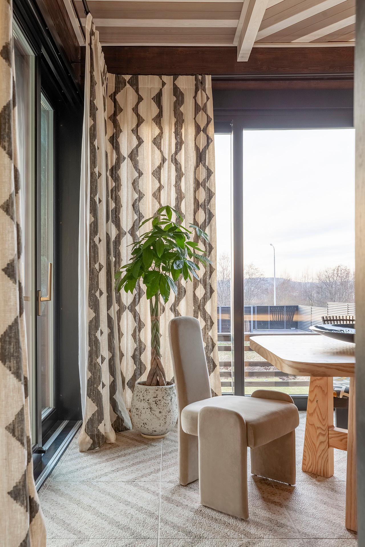 В гостях: Деревянный дом дизайнера на Новой Риге