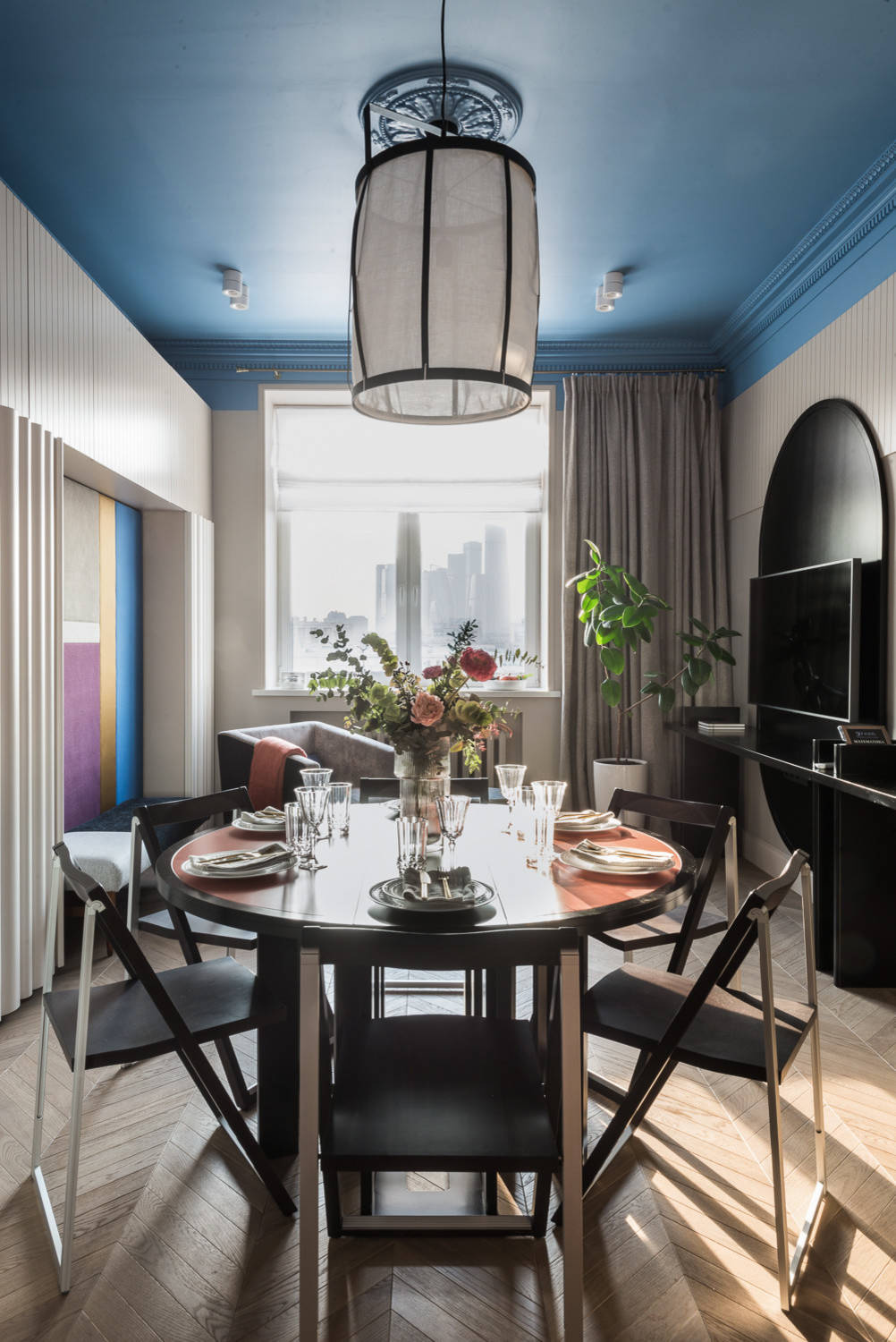 Вопрос: Как подобрать шторы к цвету обоев