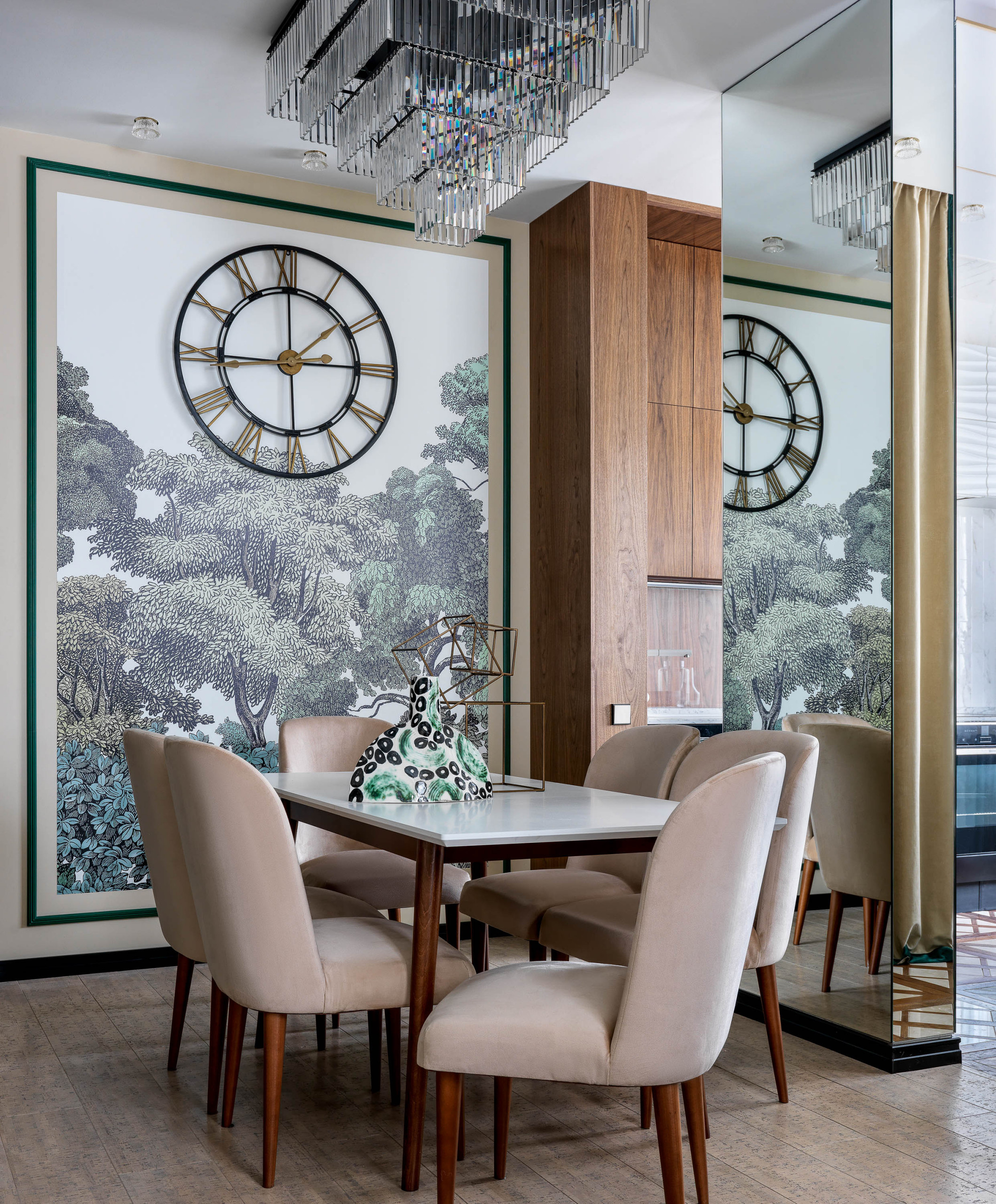 Houzz тур: Изумрудная квартира с фресками и мрамором