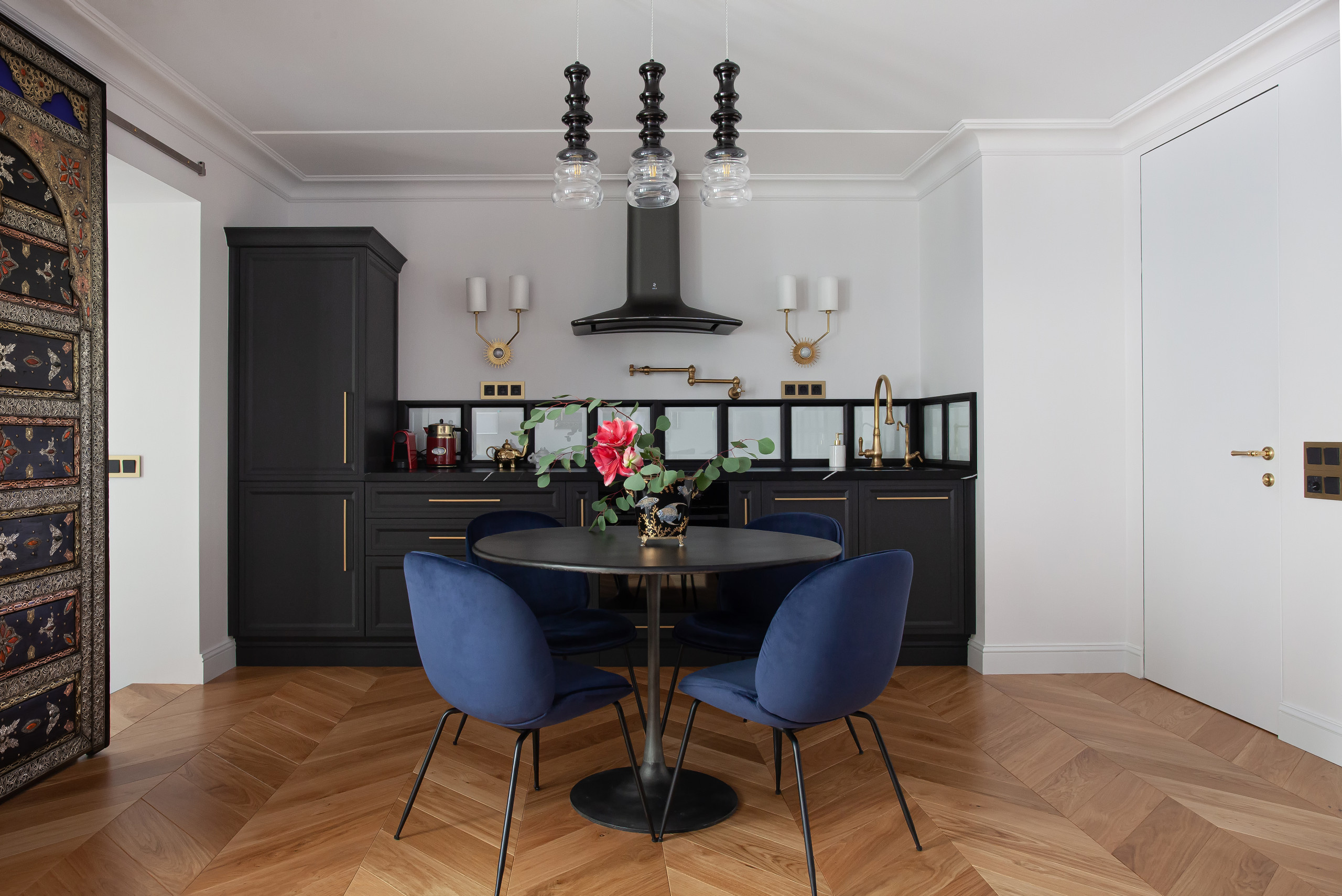 До и после: Квартира с мойкой для обуви в прихожей