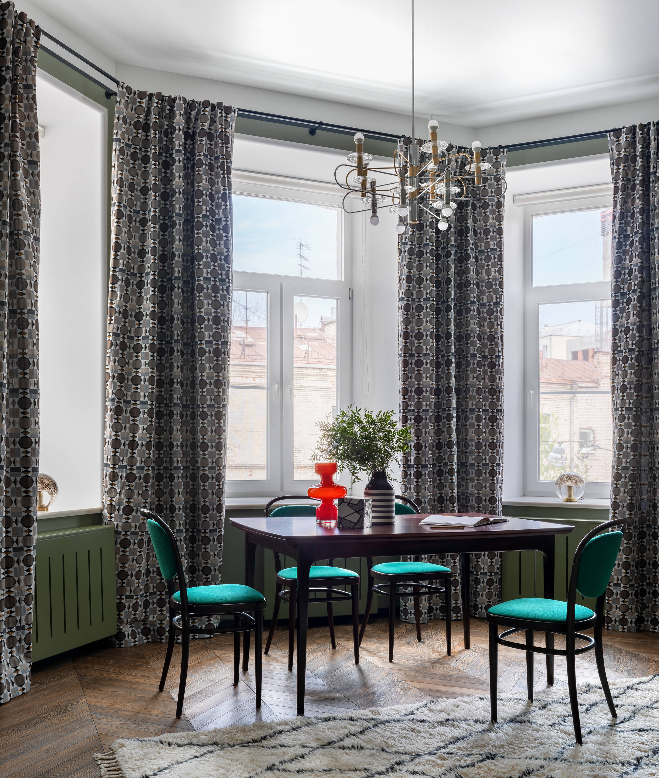 Houzz тур: Квартира для галеристки — с яркими витражами