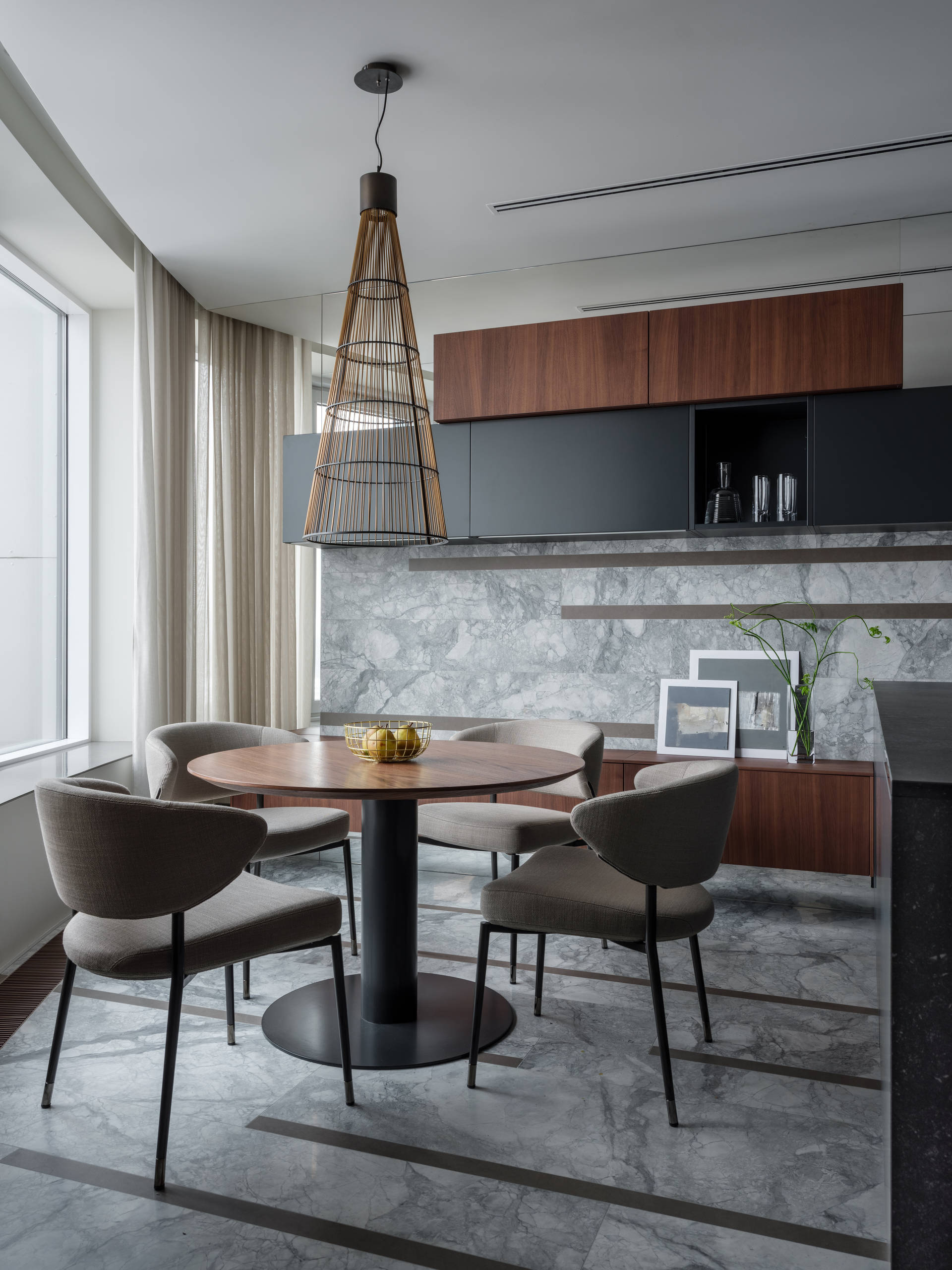 Houzz тур: Серый интерьер с лощёным мрамором и рейками