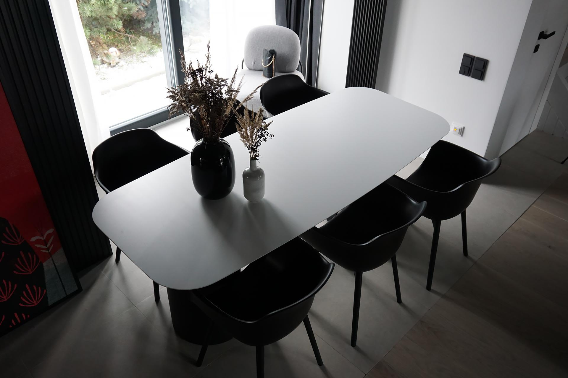 Проект недели: Графитовая кухня-гостиная в загородном доме