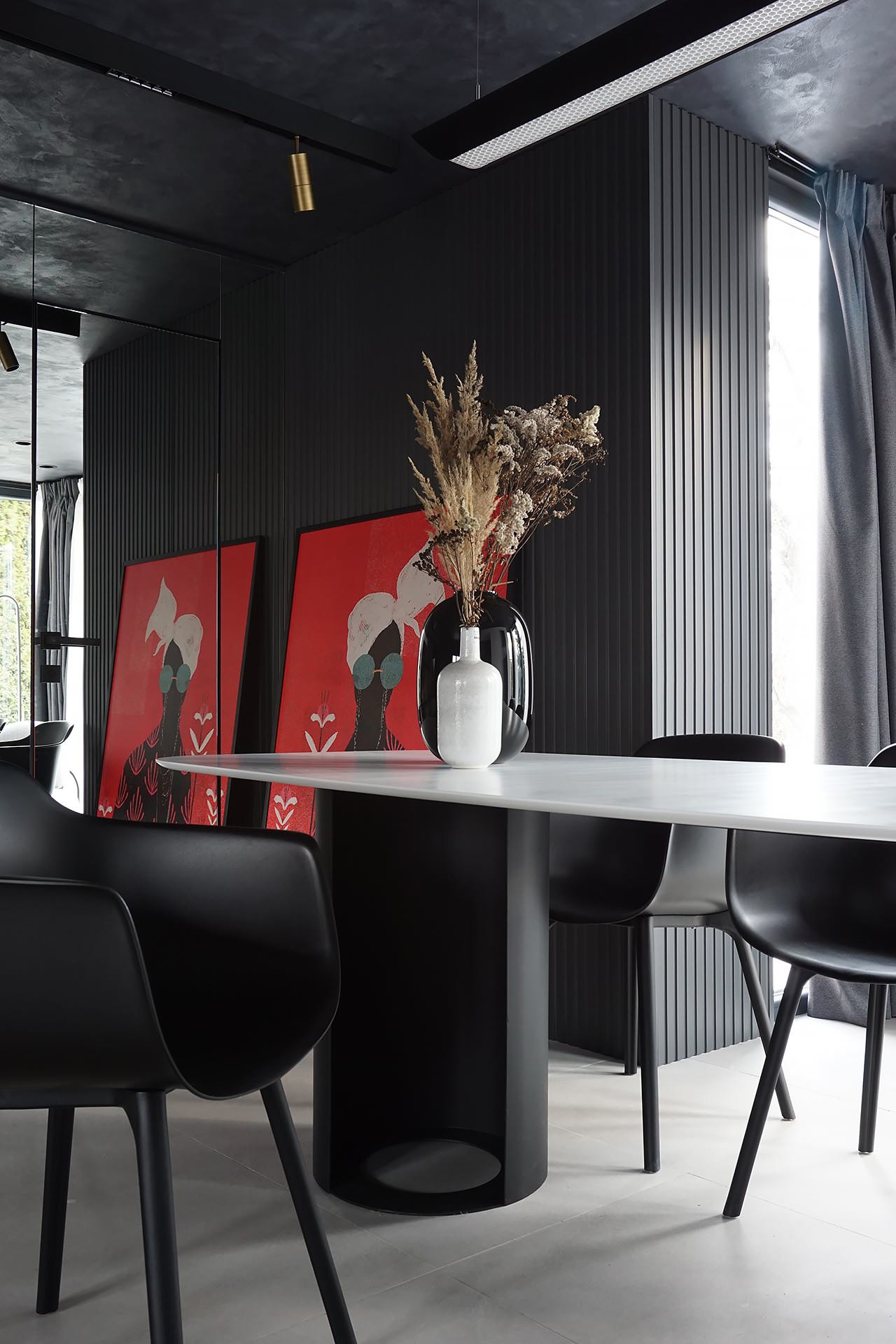 Проект недели: Графитовая кухня-гостиная в загородном доме