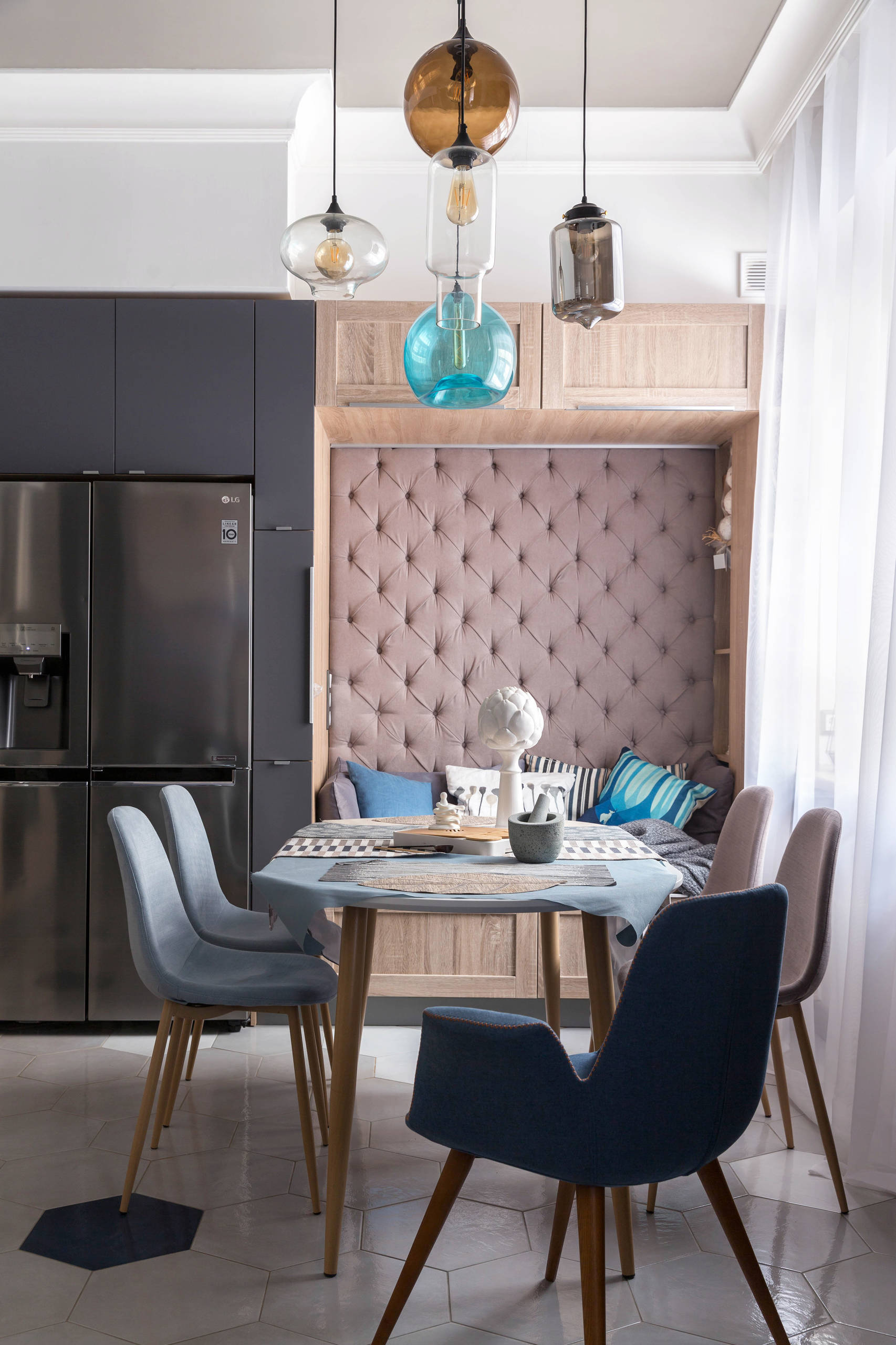 Объясняем: Почему дизайнер сделал этот диван в шкафу