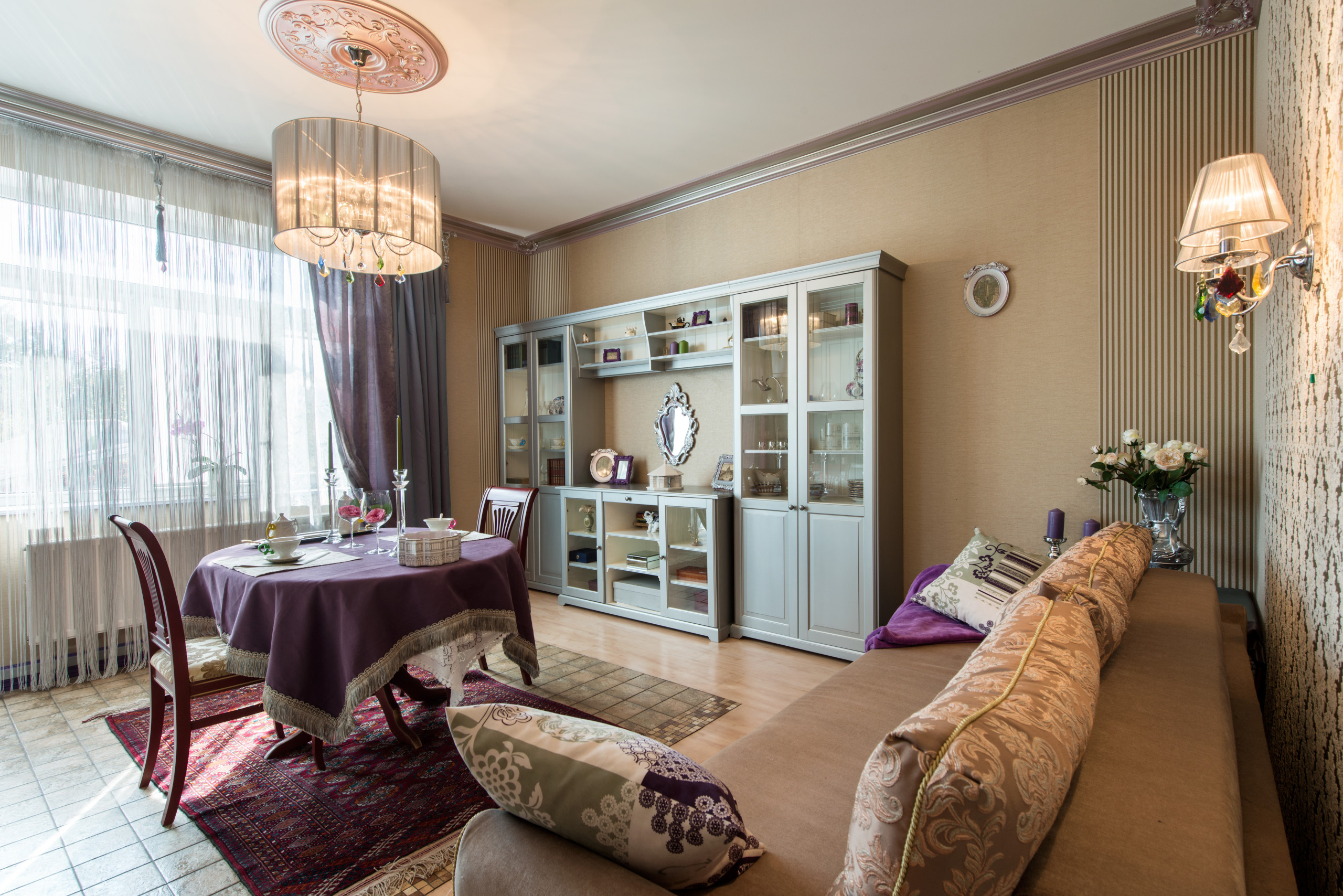 Houzz тур: Розы, лепнина и нежность для мамы