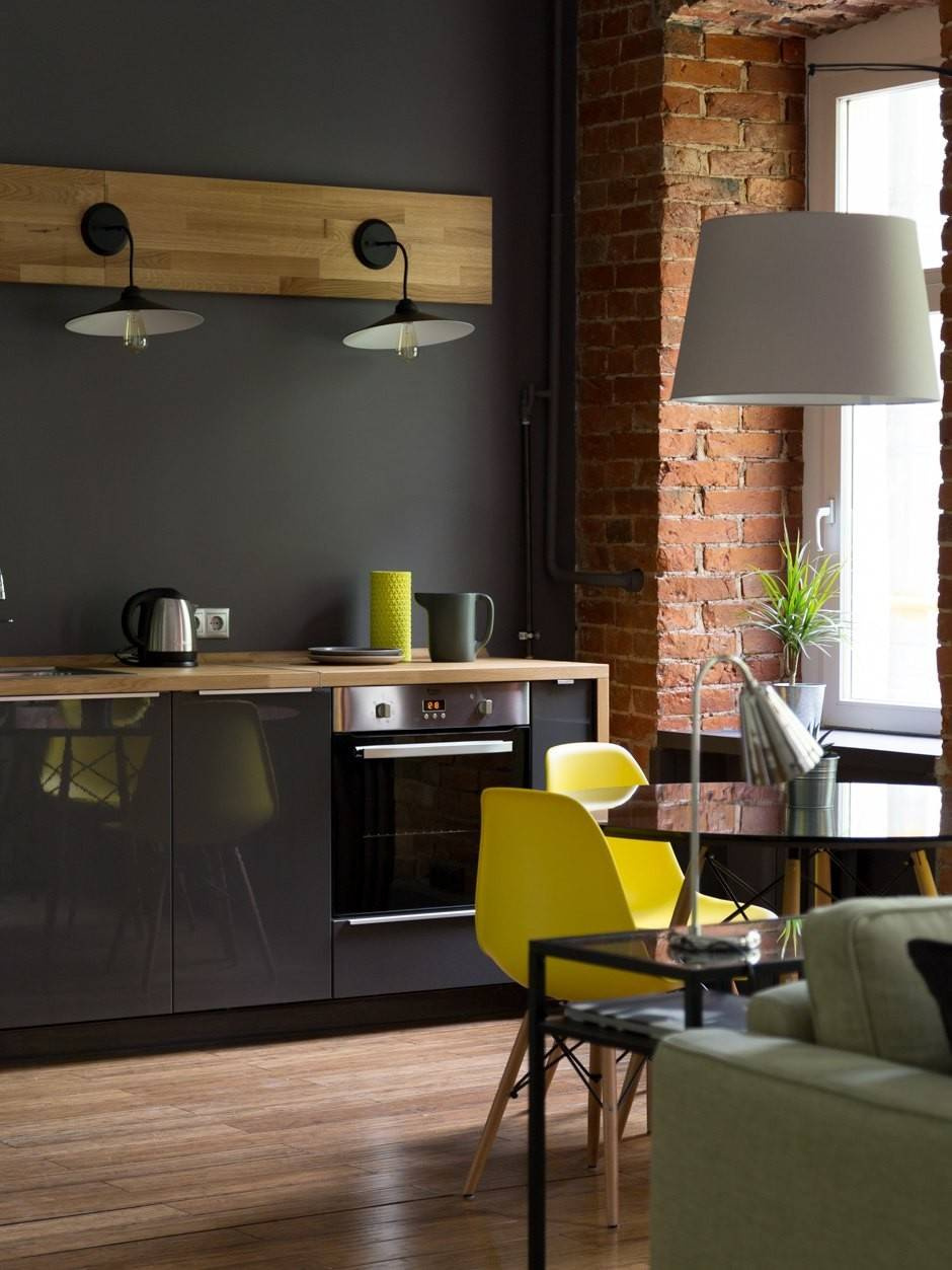 Houzz тур: Студия с отреставрированным кирпичом и четырьмя окнами