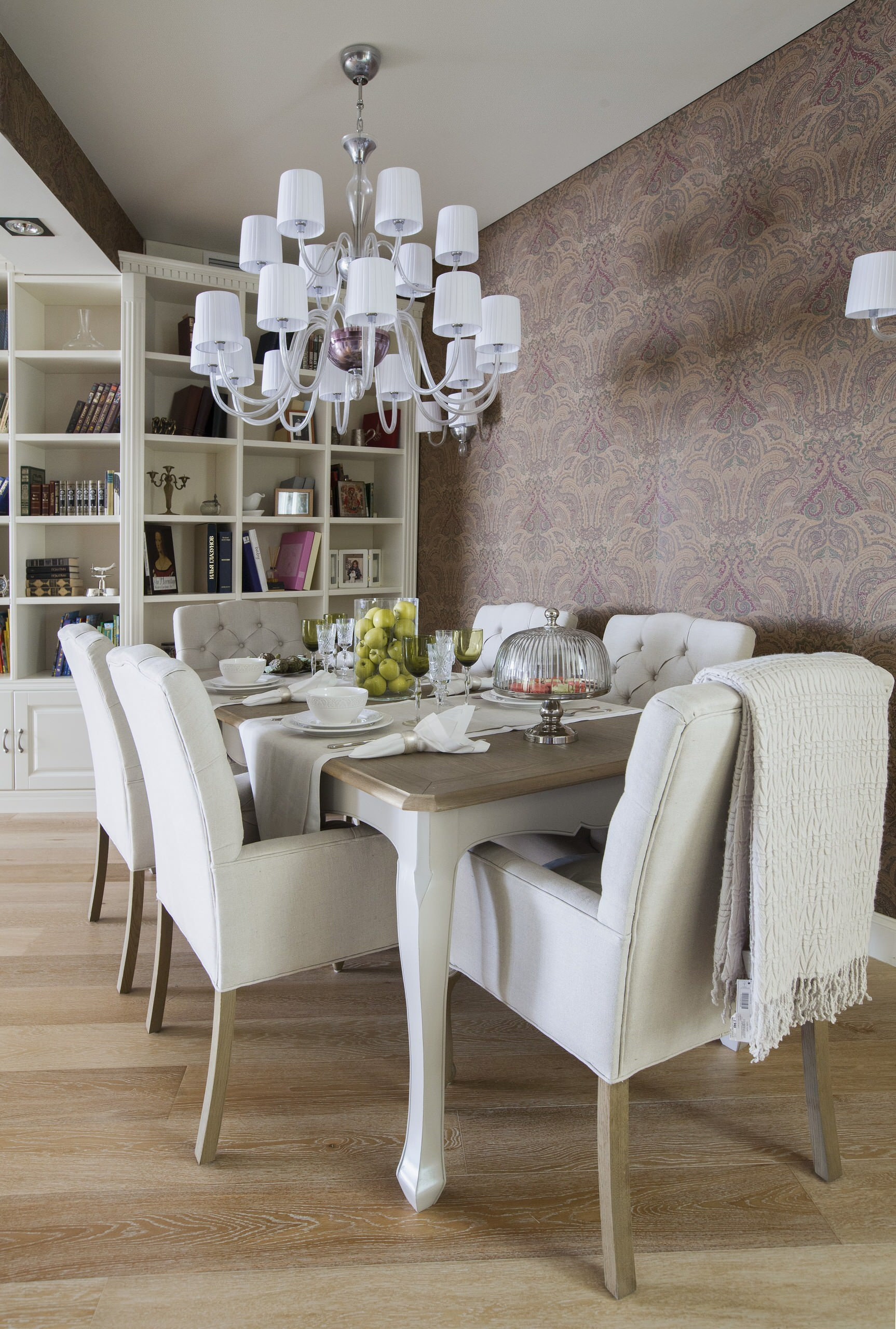 Houzz тур: Смелые обои и ванна-будуар в квартире нестандартной формы