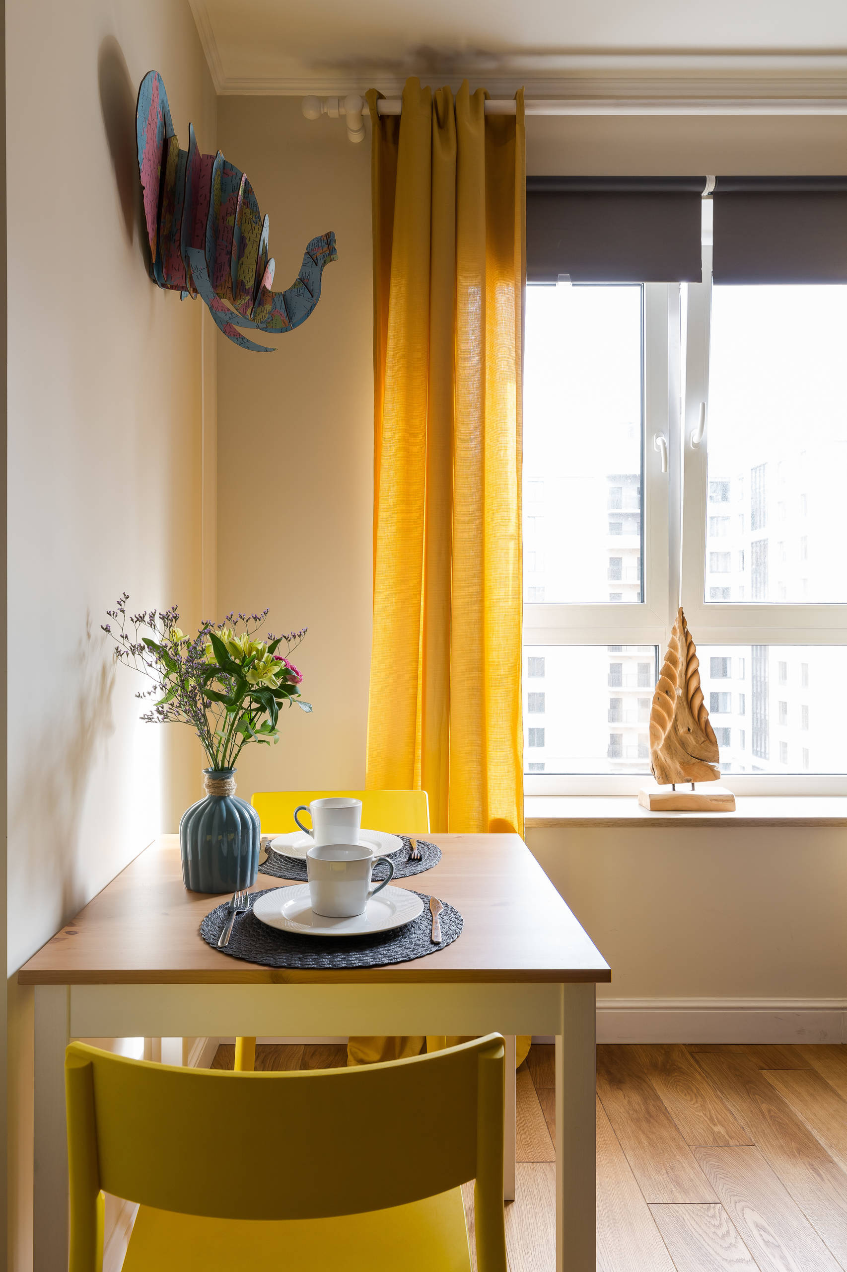 В гостях: 27 кв.м с красным холодильником и бирюзовой дверью