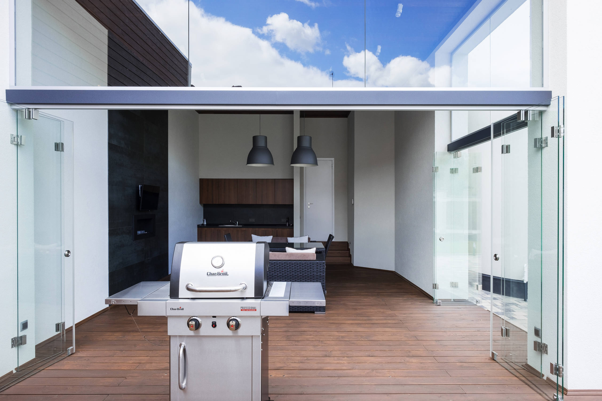 Houzz тур: Двухэтажный дом с уличной кухней на месте бассейна