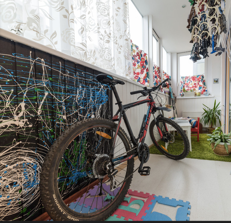 В гостях: Квартира с авторским декором и Поллоком, захватившим балкон