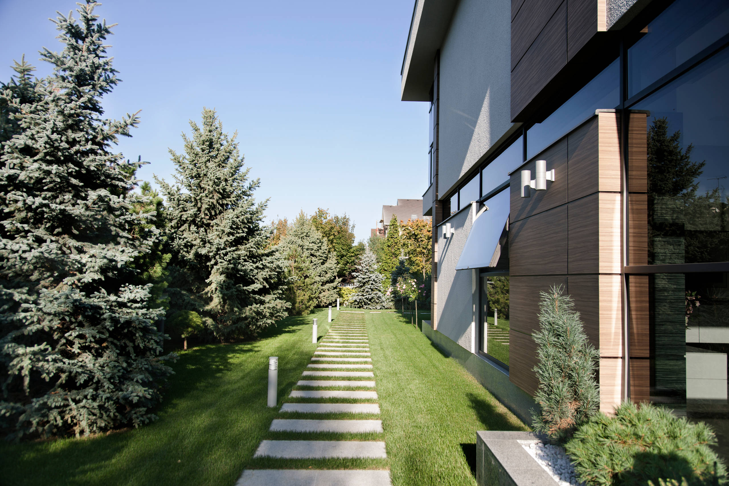 В гостях: Минимализм в Подмосковье, где сад интегрирован в дом