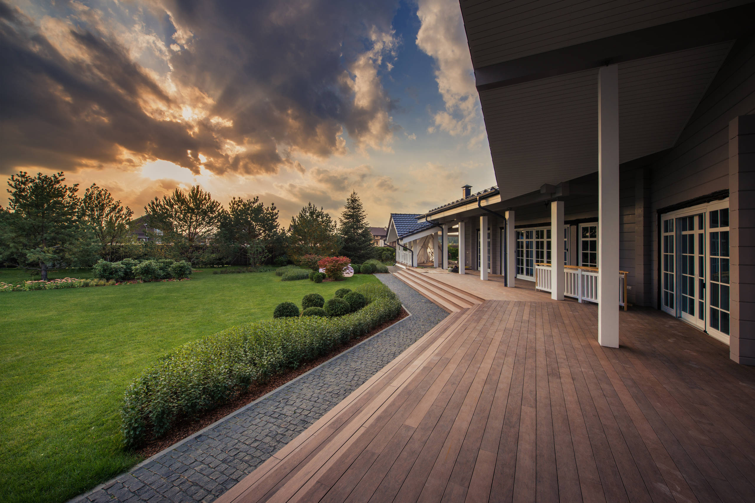 Отмостка вокруг дома: Как декорировать