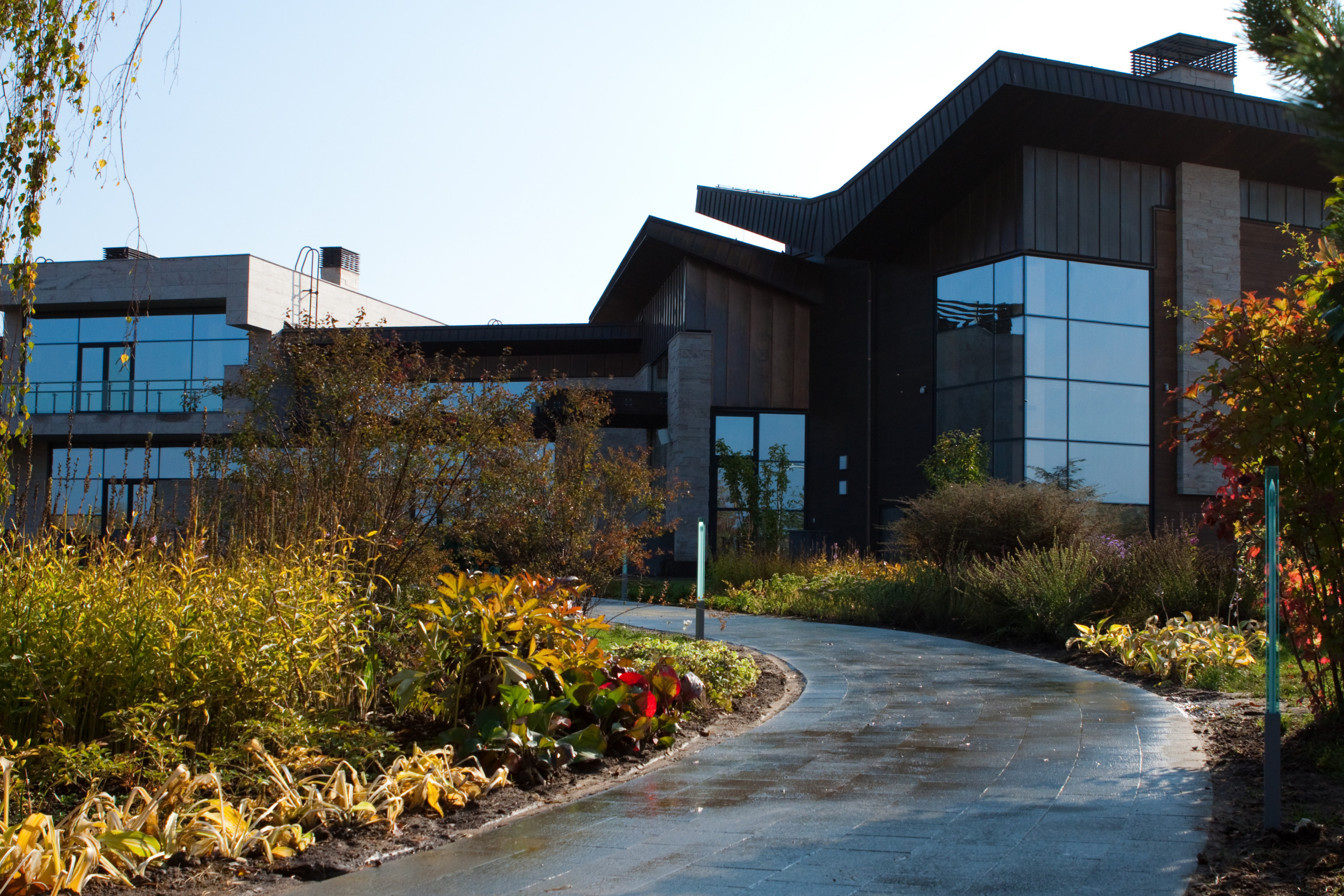 Проект недели: Современный сад с холмами и «метеоритом»