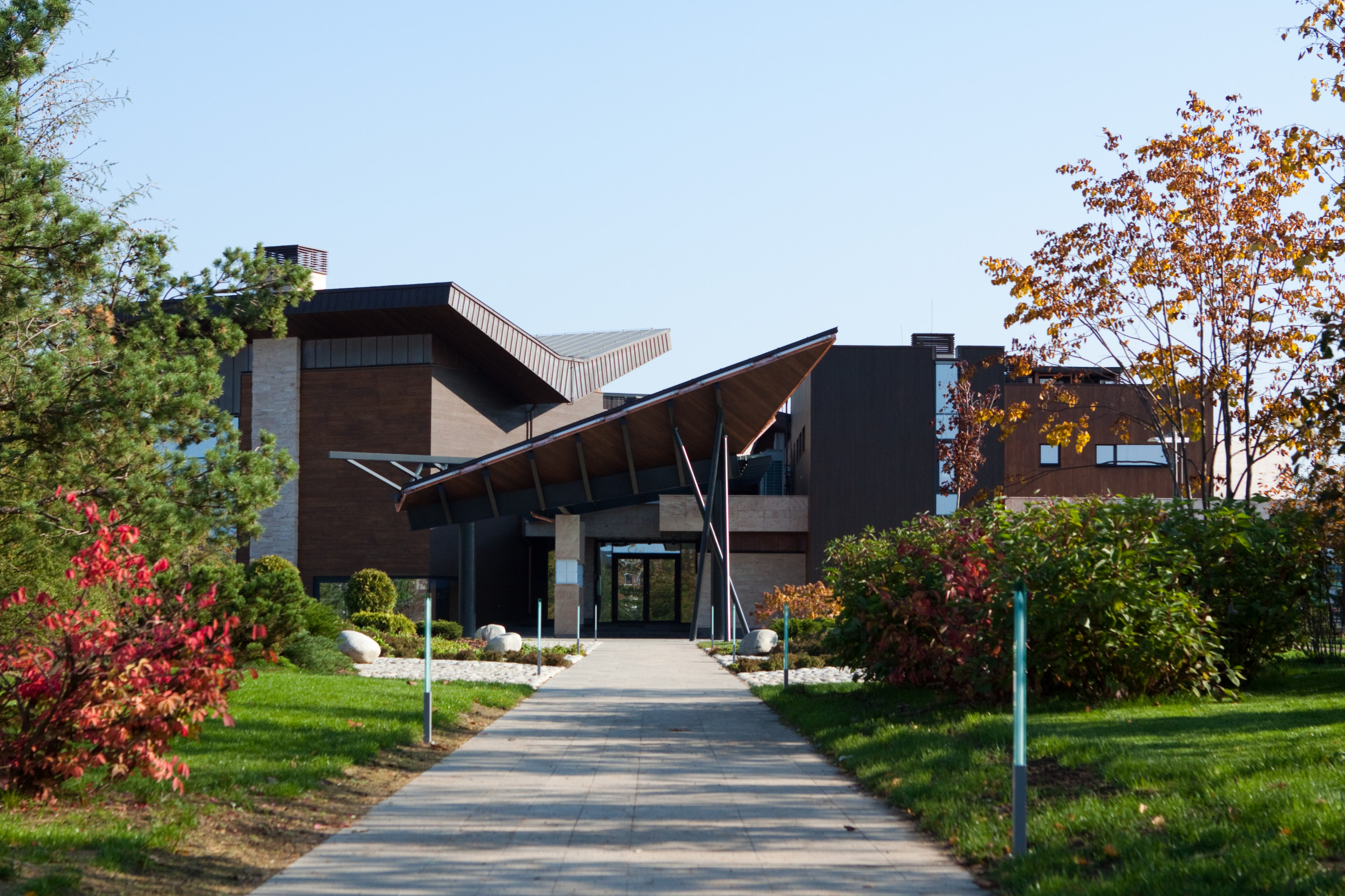 Проект недели: Современный сад с холмами и «метеоритом»