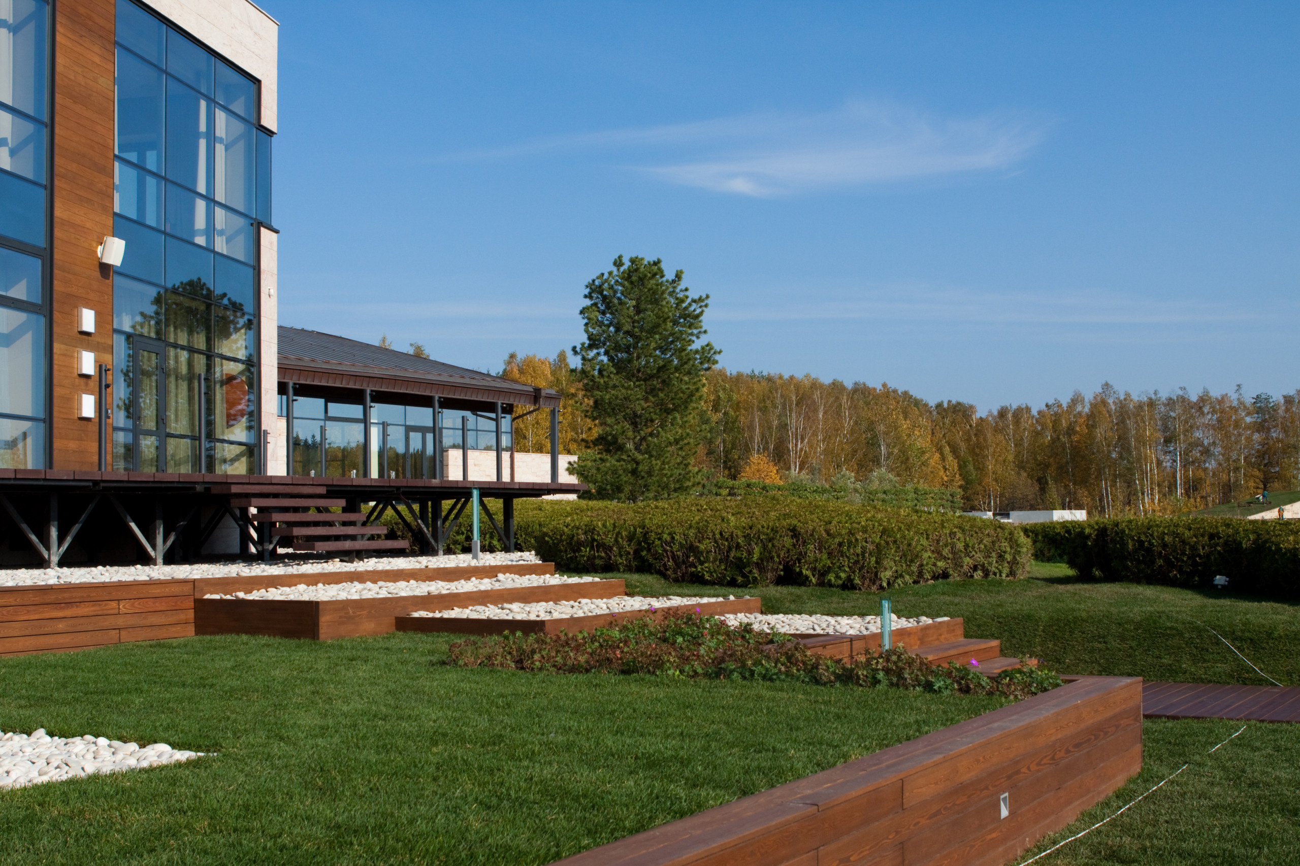 Проект недели: Современный сад с холмами и «метеоритом»