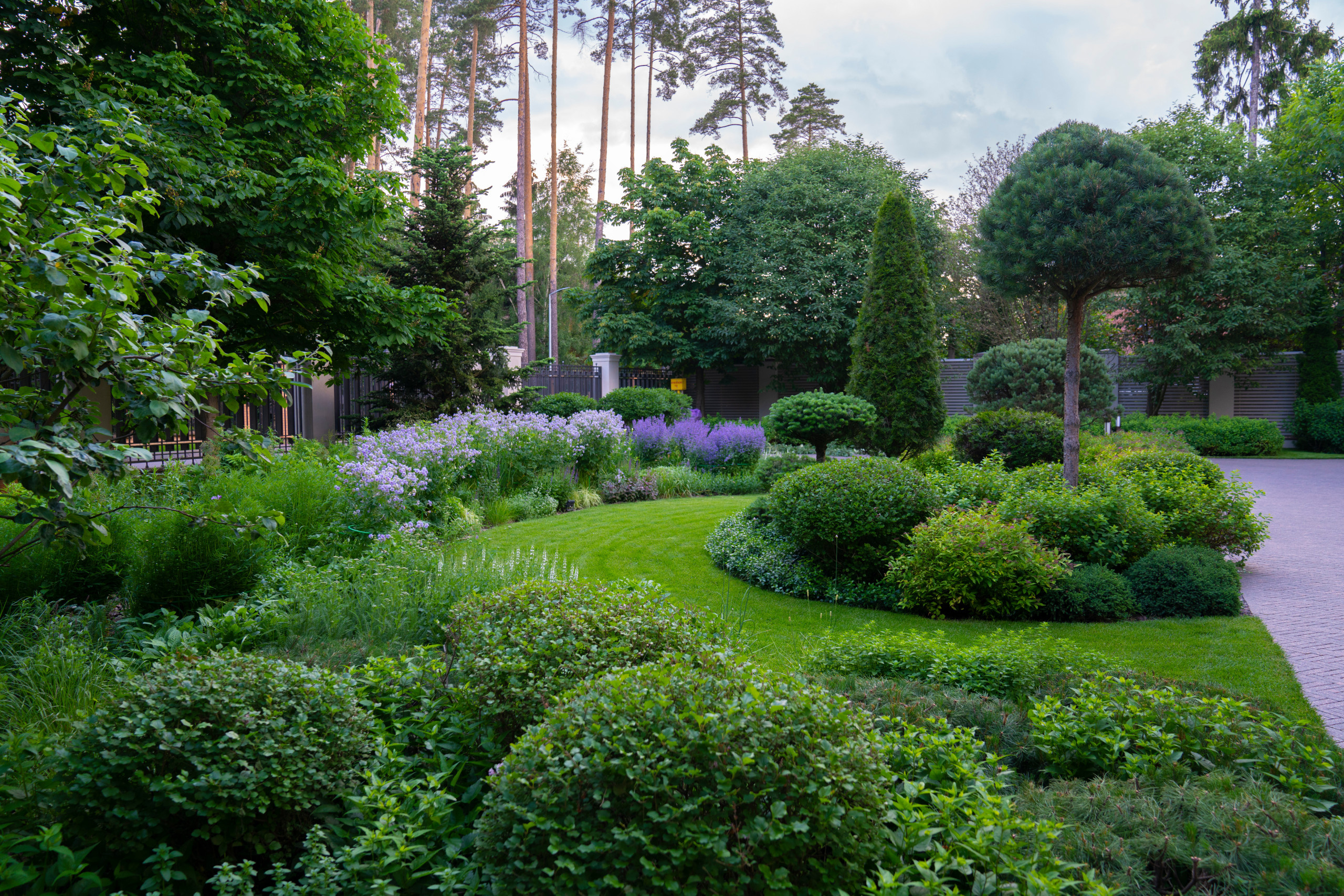 Почему так: Один сад выглядит дорого, а другой — нет