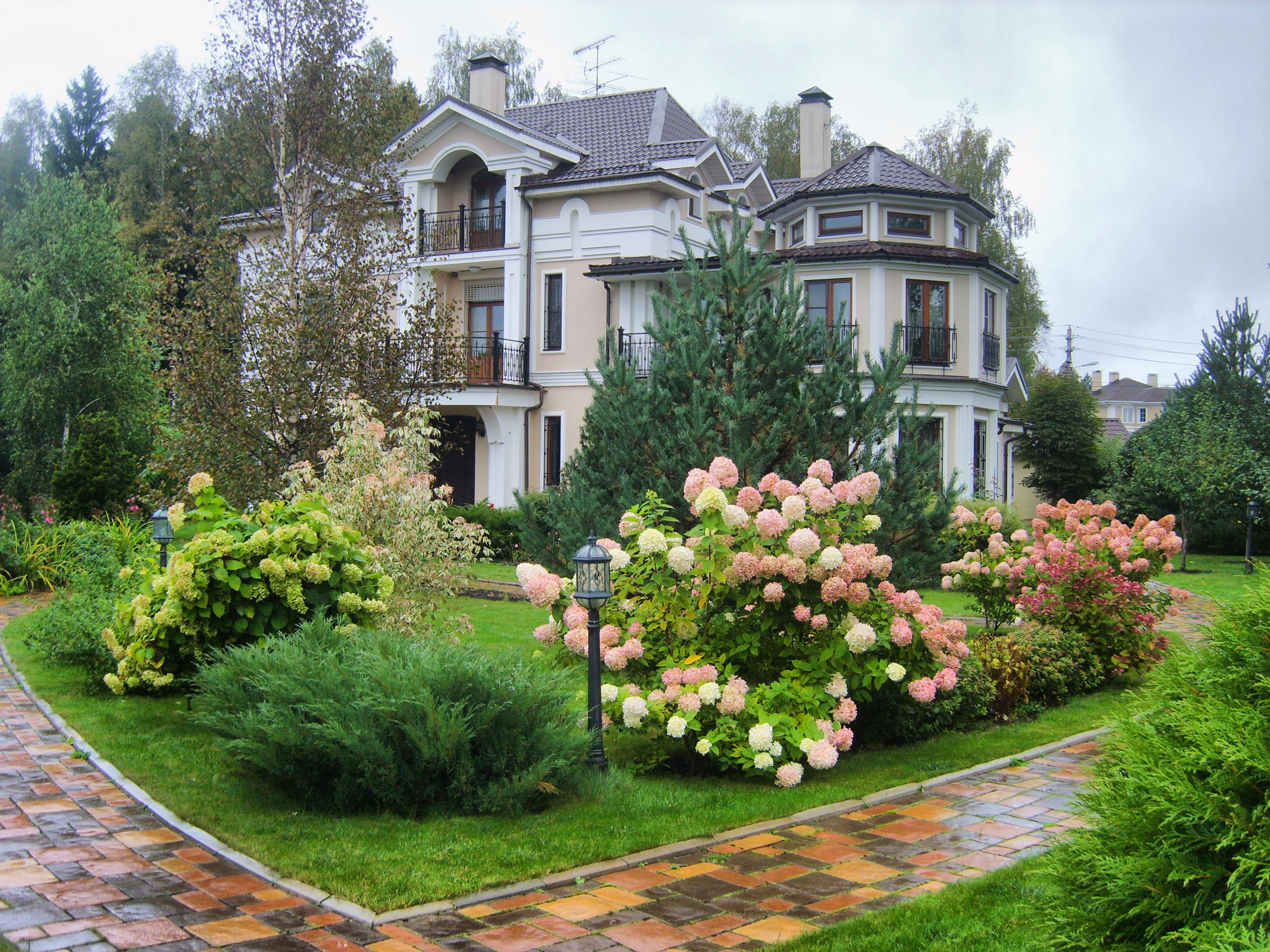 Проект недели: «Итальянский» сад с расписной лоджией при гараже