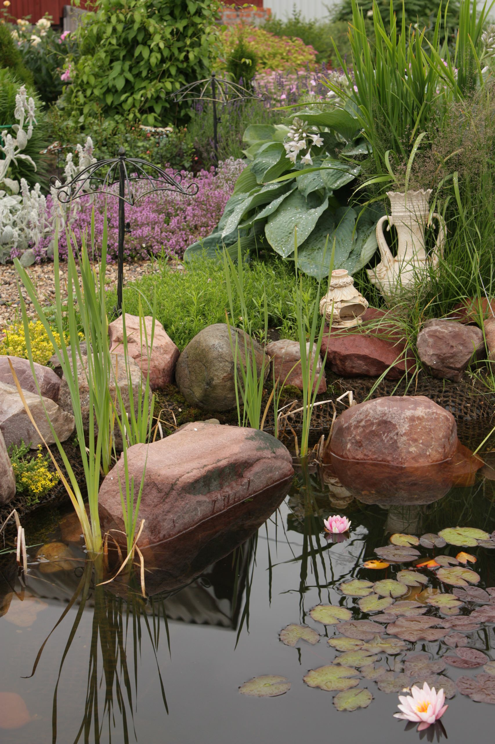 В гостях: Уютный сад с прудом на песках от выгоревшего торфа