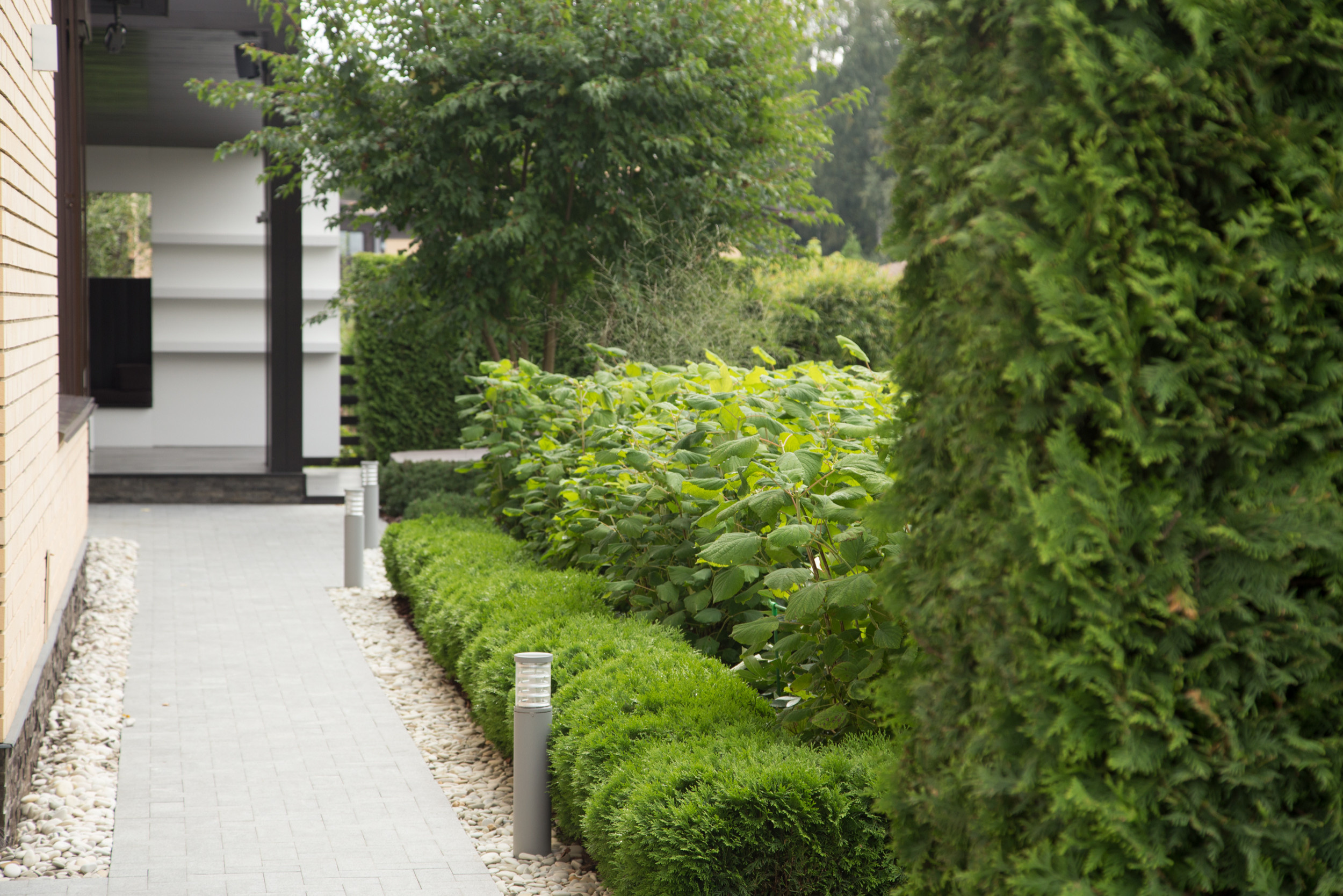 Почему так: Один сад выглядит дорого, а другой — нет