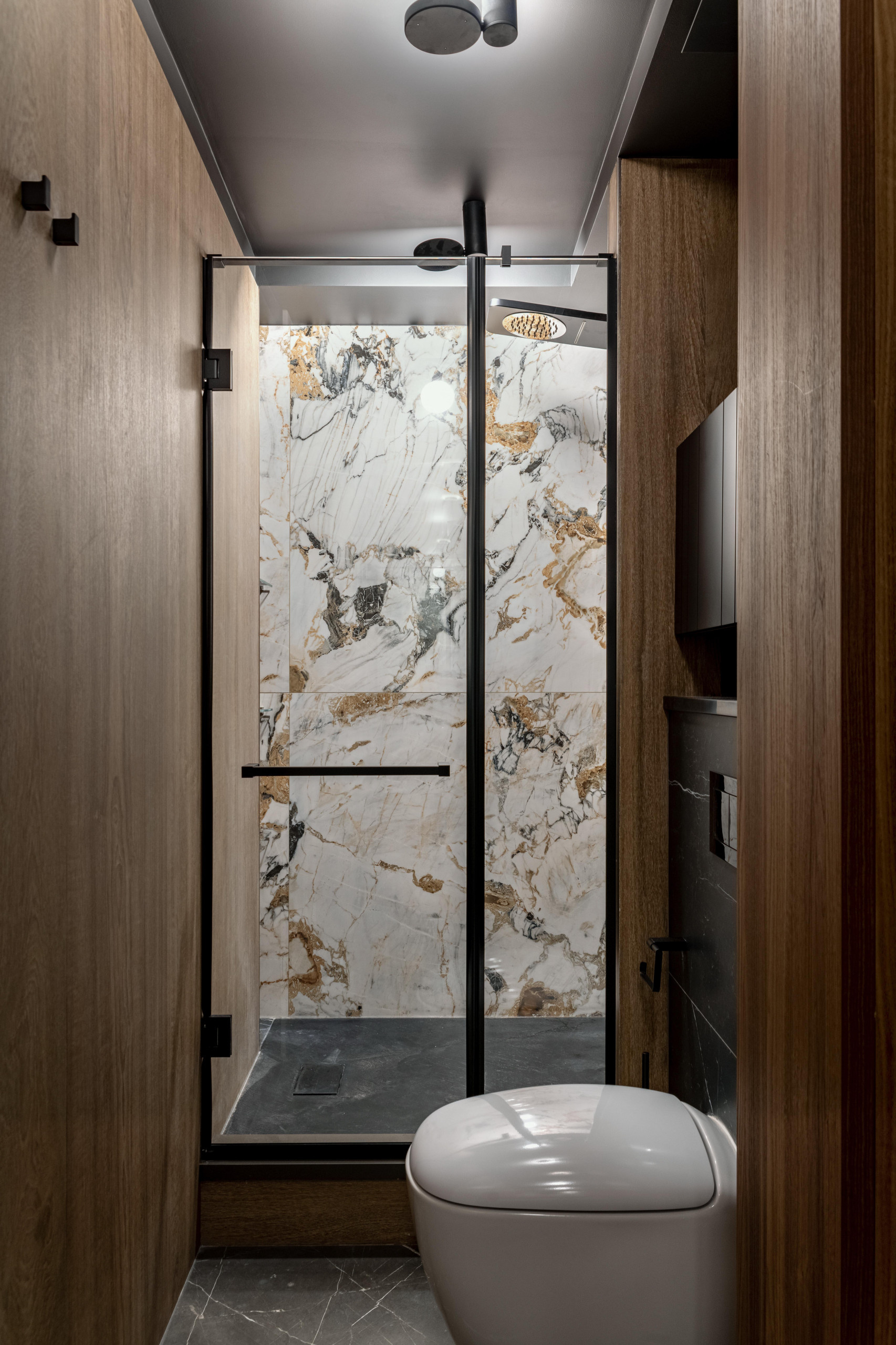 До и после: 5 санузлов в темных тонах