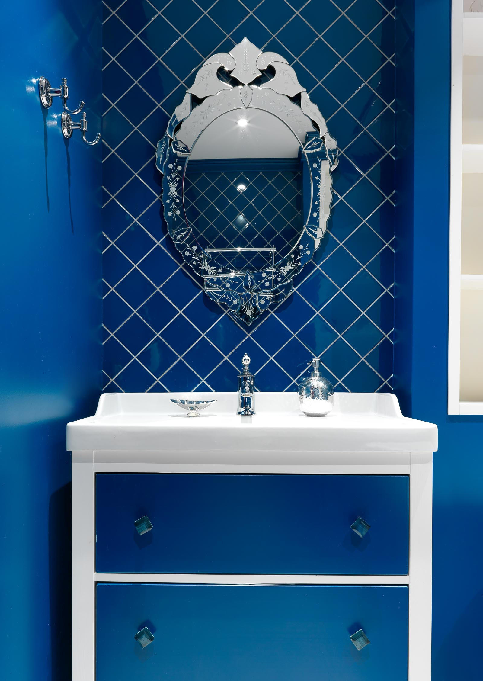 Houzz тур: Двушка 45 кв. м с ягодной прихожей и синей спальней