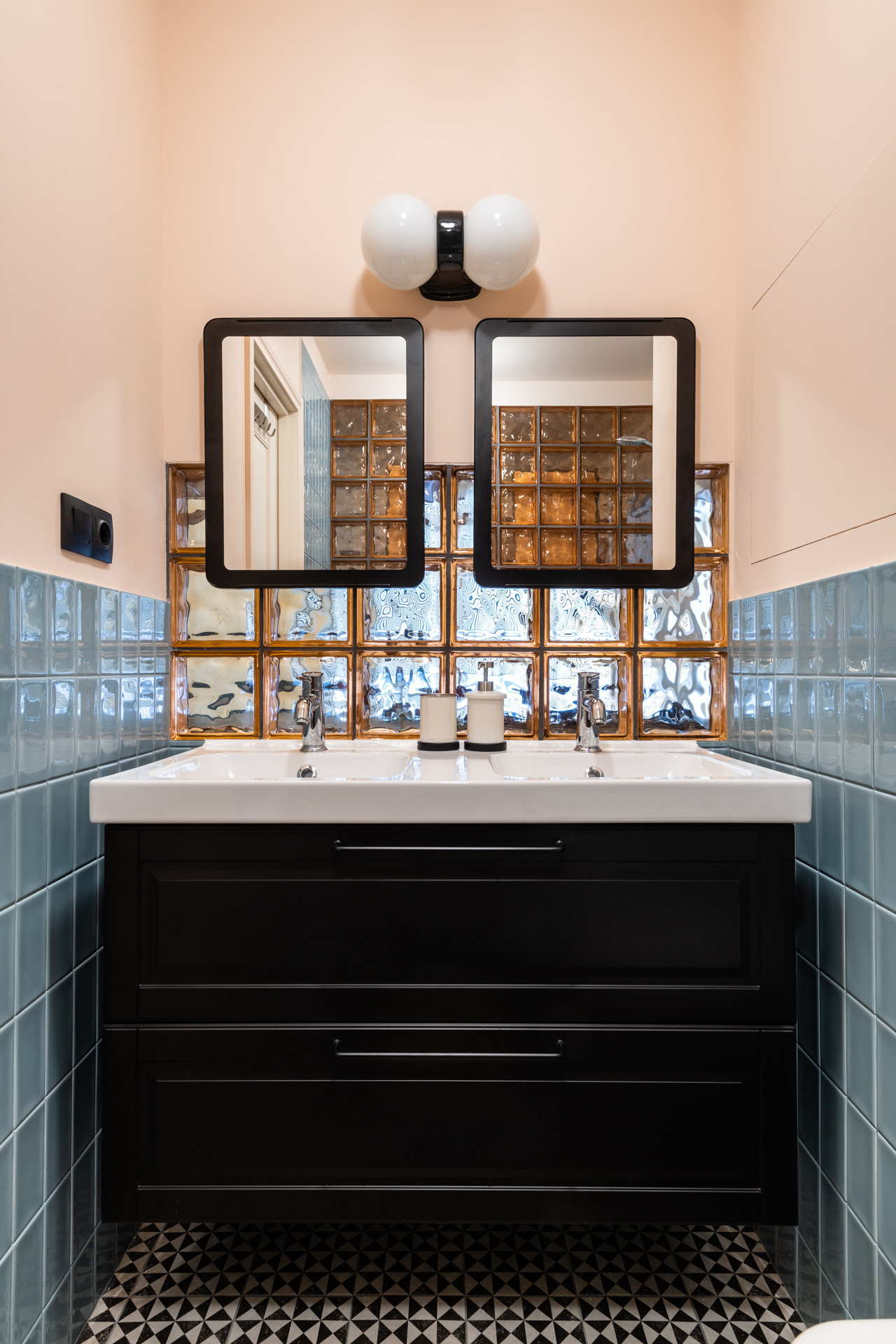 Houzz тур: Квартира со стеклоблоками и винтажными стульями