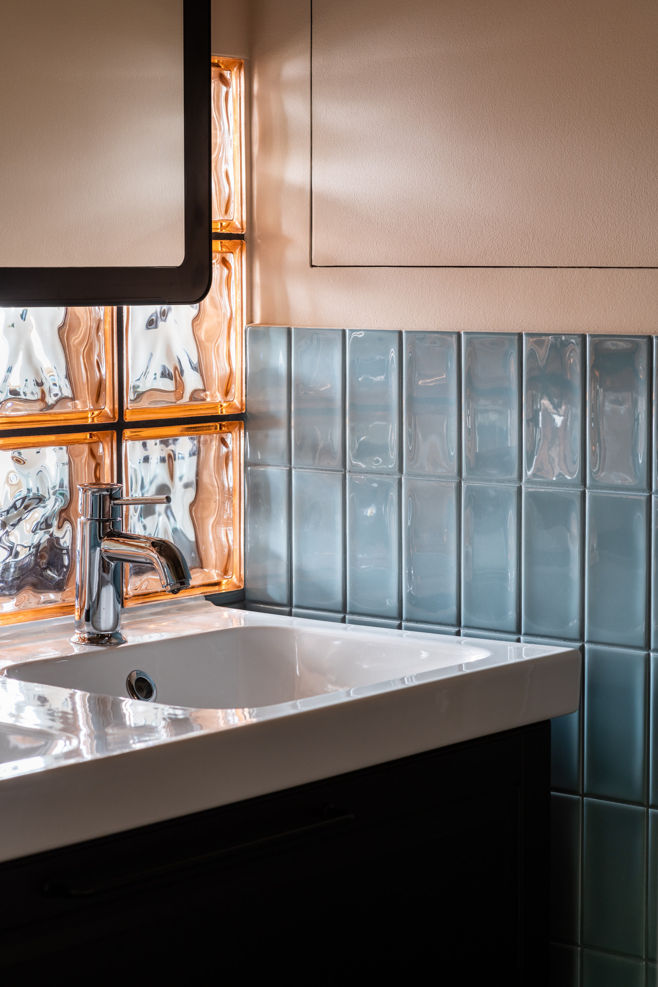 Houzz тур: Квартира со стеклоблоками и винтажными стульями