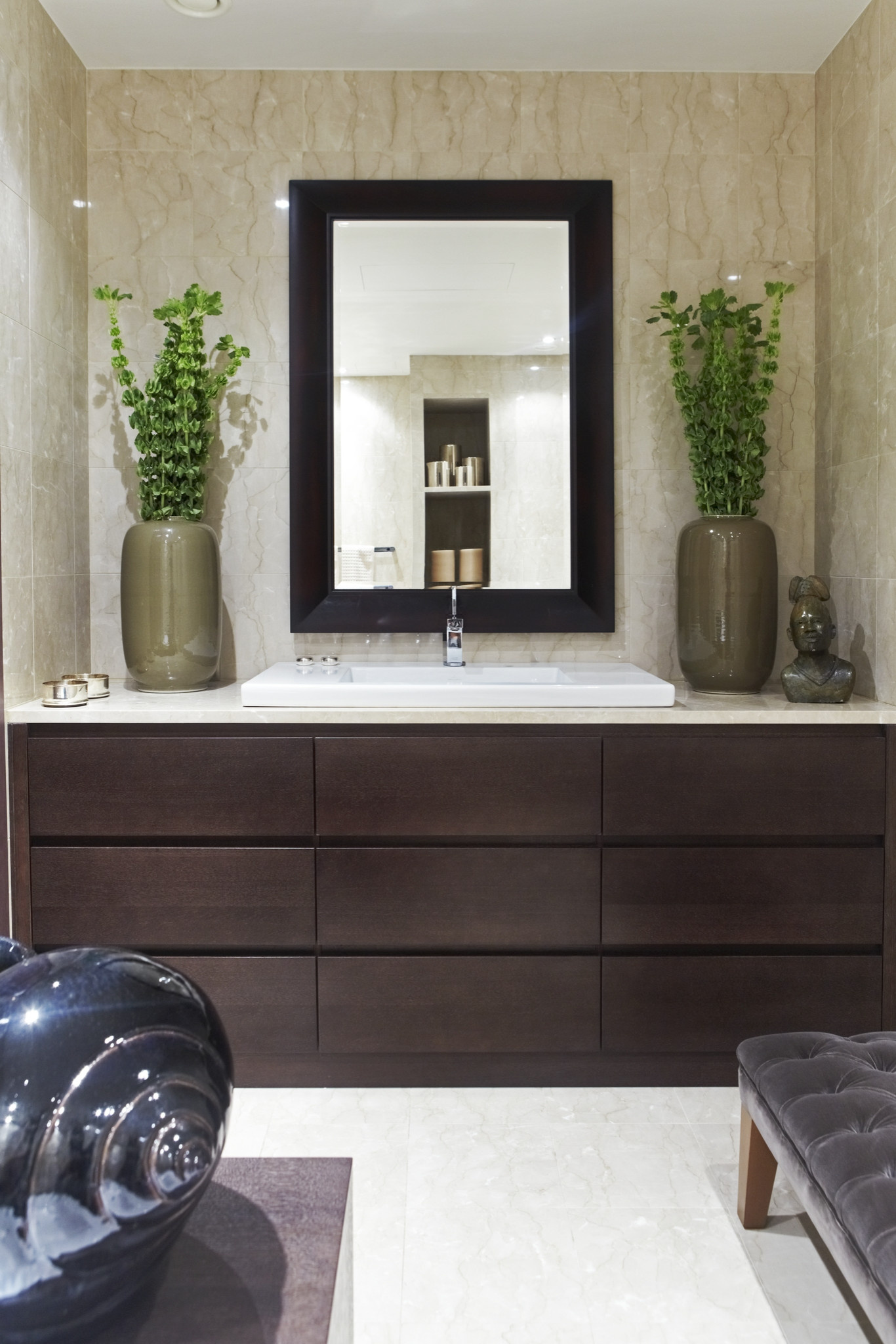 Houzz тур: Квартира с камином в гостиной и злаковым садом во дворе