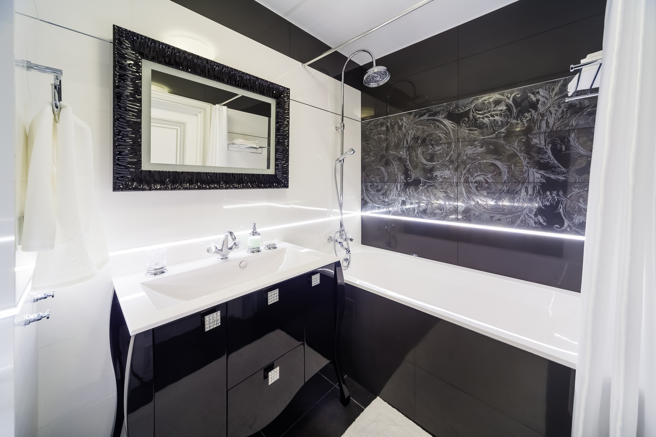 Houzz тур: Квартира с гипсовым барельефом и холодными оттенками