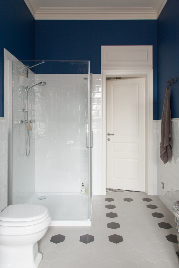 Houzz тур: Старые двери в изголовье кровати и множество арт-объектов