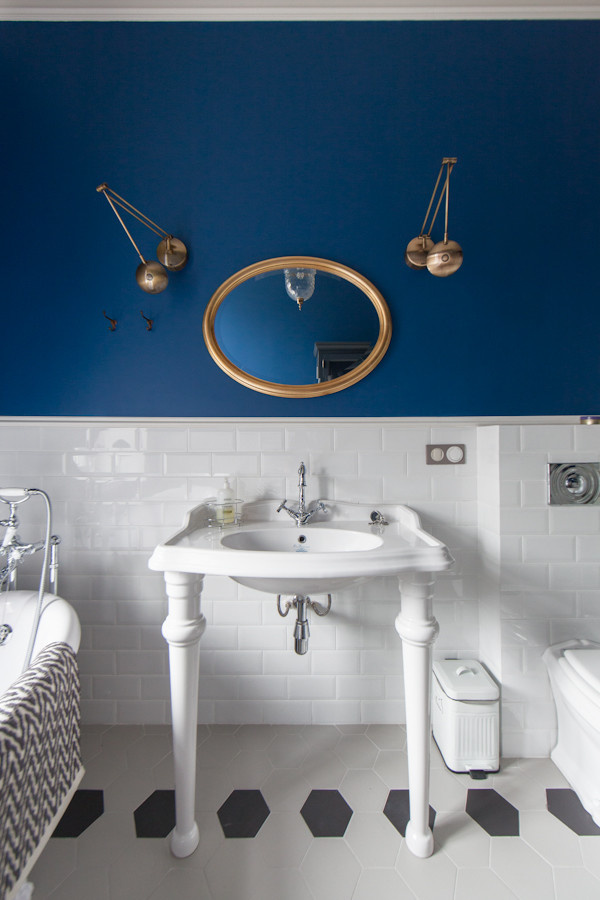 Houzz тур: Старые двери в изголовье кровати и множество арт-объектов