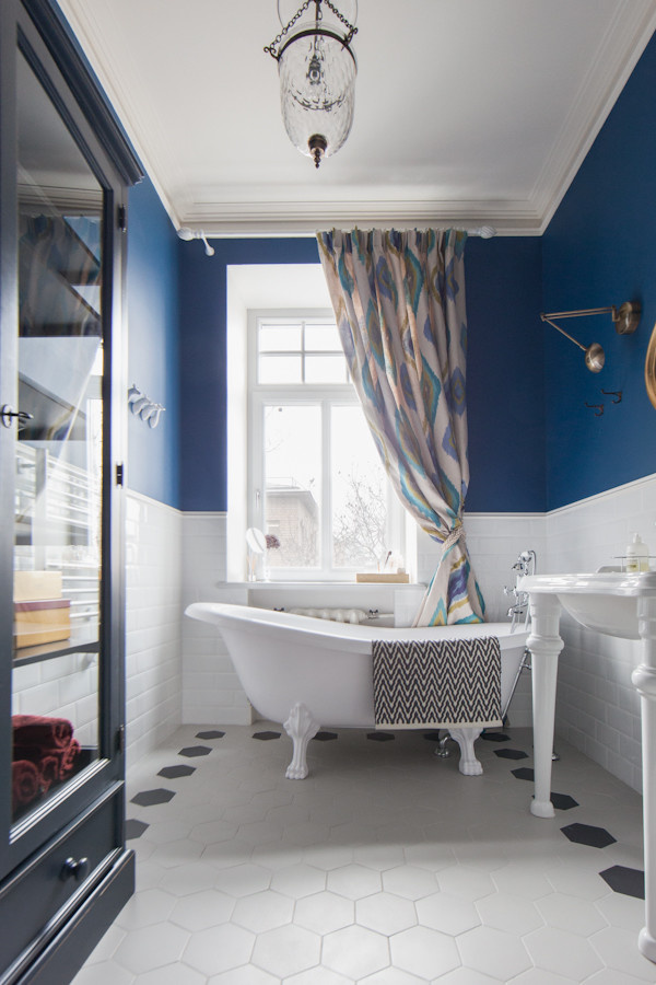 Houzz тур: Старые двери в изголовье кровати и множество арт-объектов