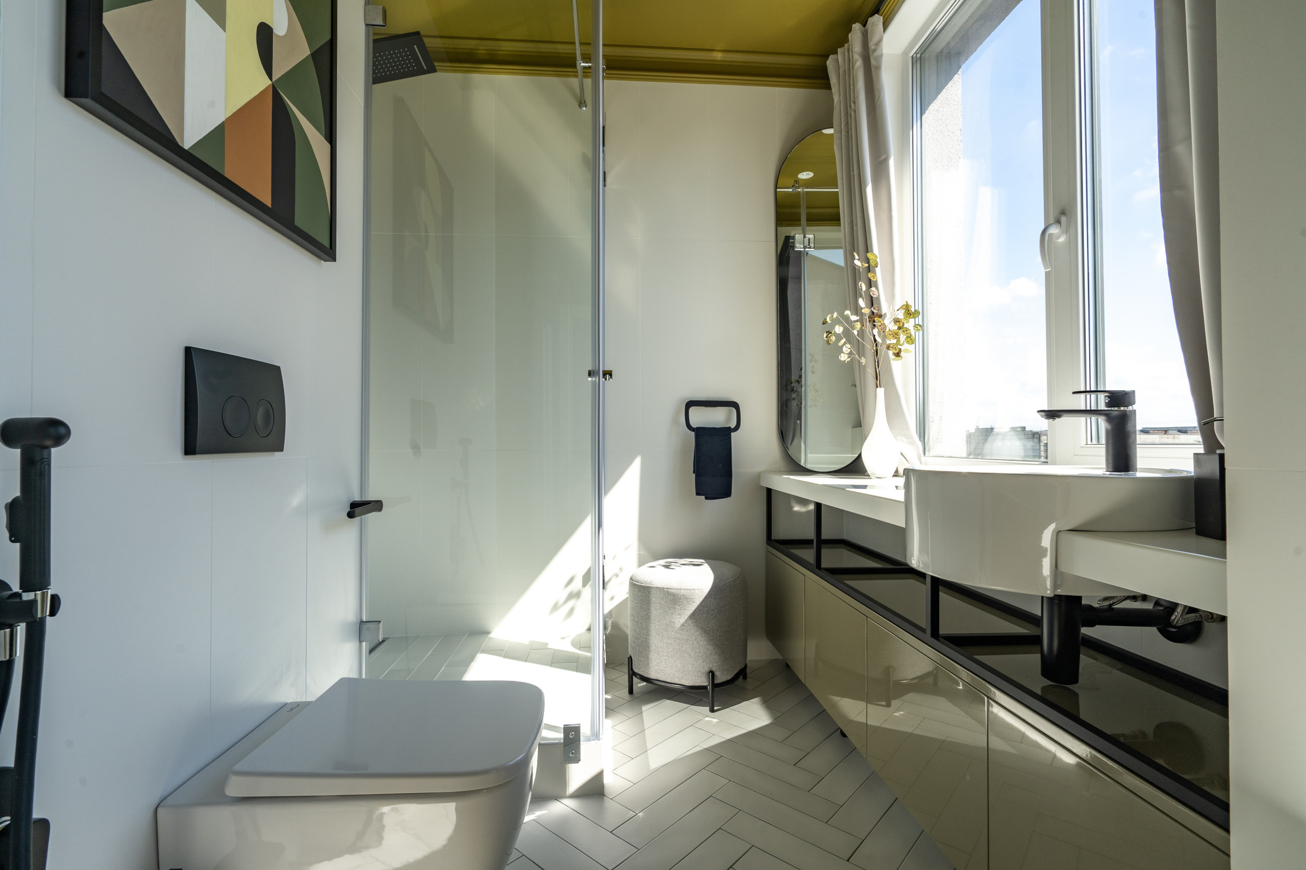 Проект недели: Ванная с двумя окнами и картиной от заказчицы