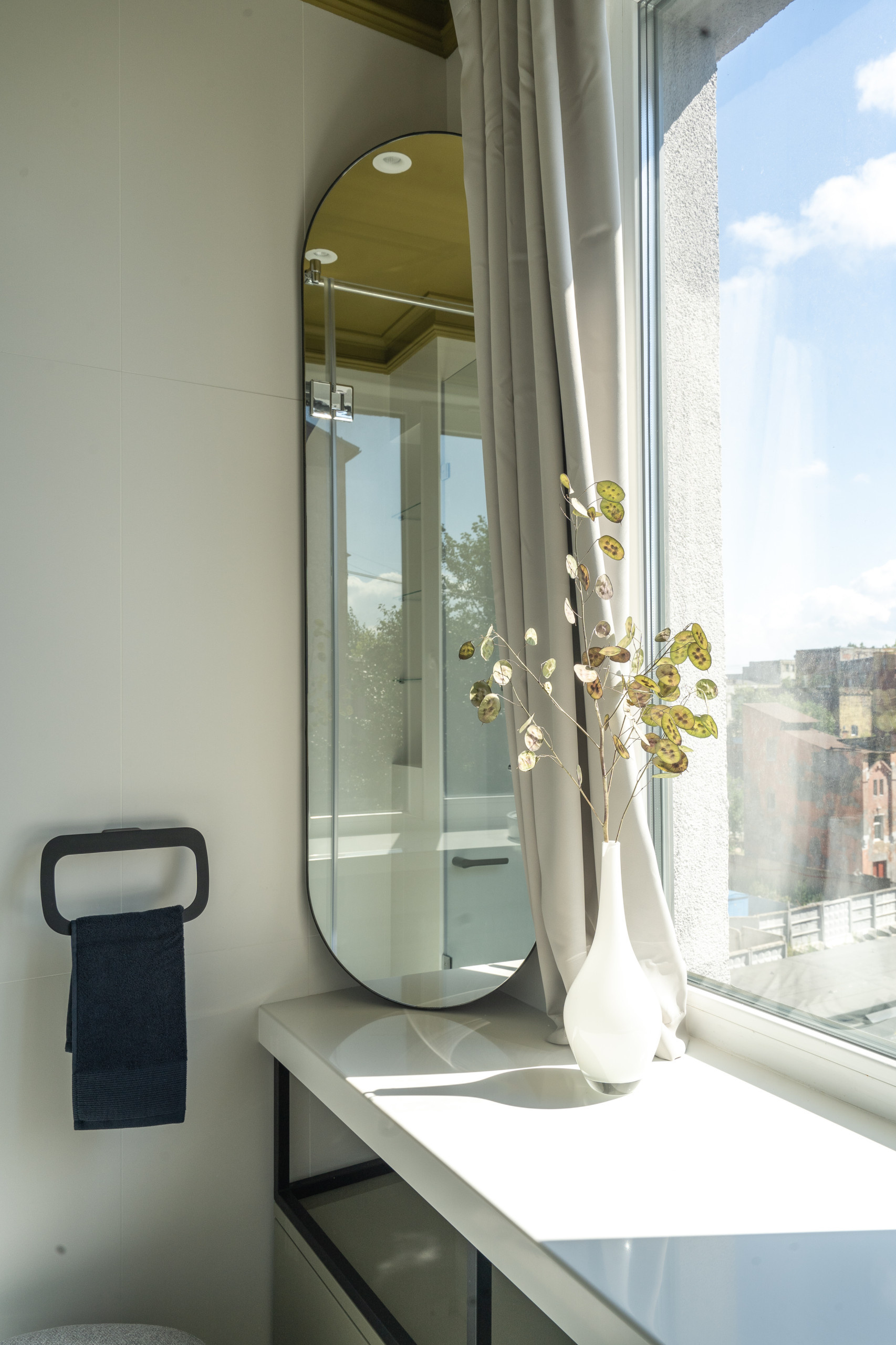 Проект недели: Ванная с двумя окнами и картиной от заказчицы