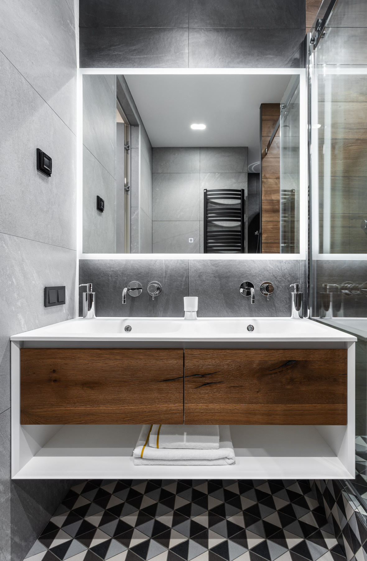 Houzz тур: Квартира с аквариумом и «спрятанной» кухней