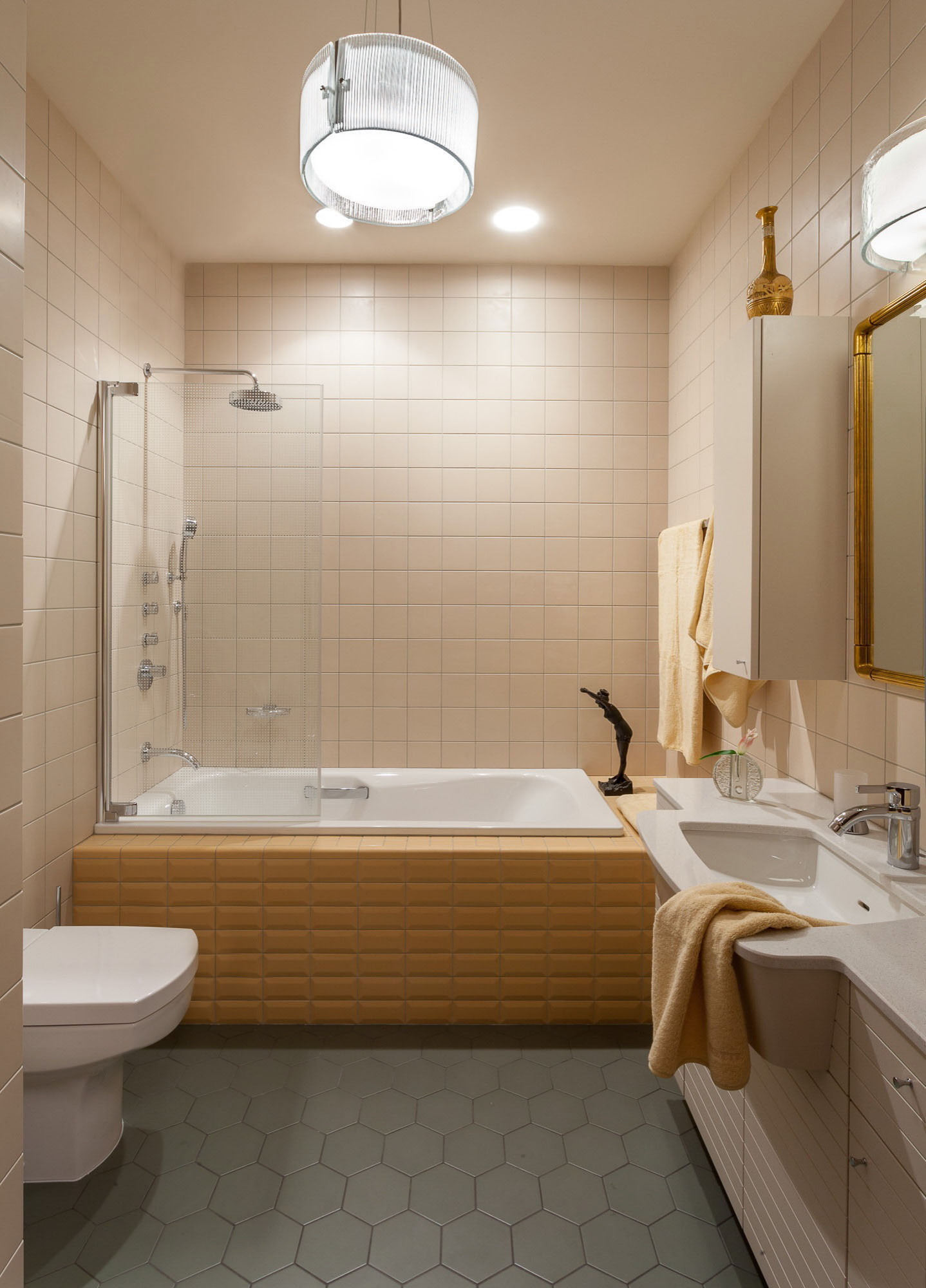 Houzz тур: Квартира с комодом эпохи ар деко и мотивом Эркюля Пуаро