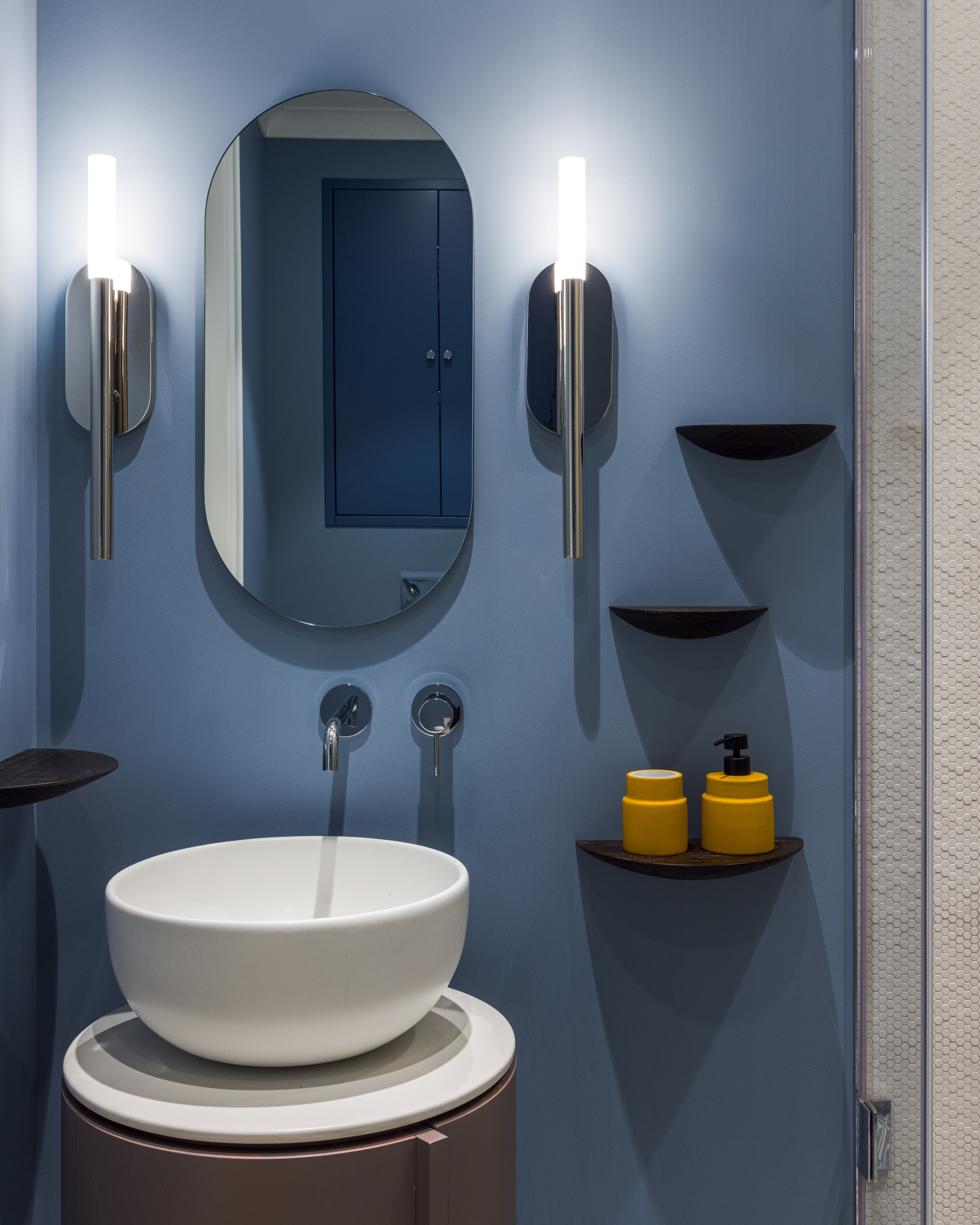 Houzz тур: Квартира с чёрным камином и винтажными постерами