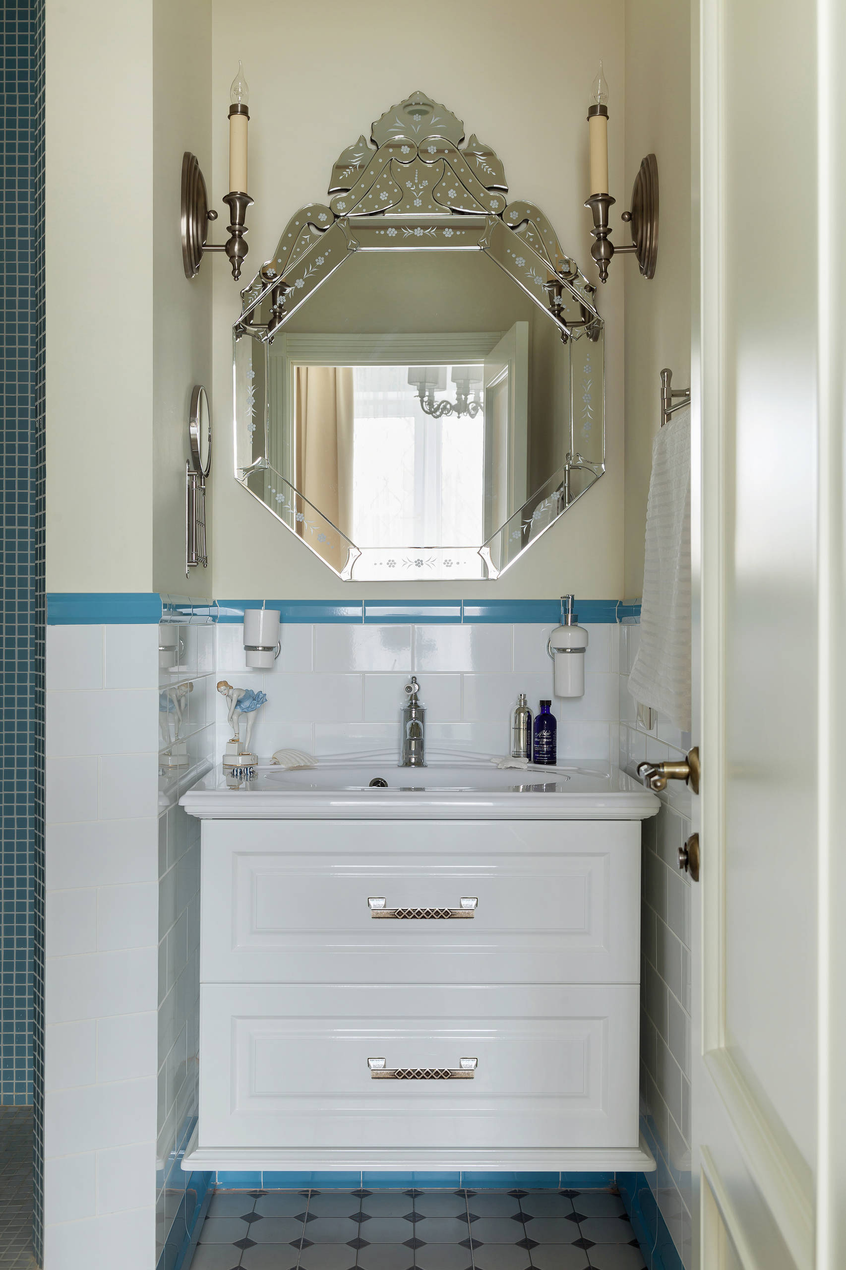 Houzz тур: Интерьер с классическими мотивами для молодой девушки