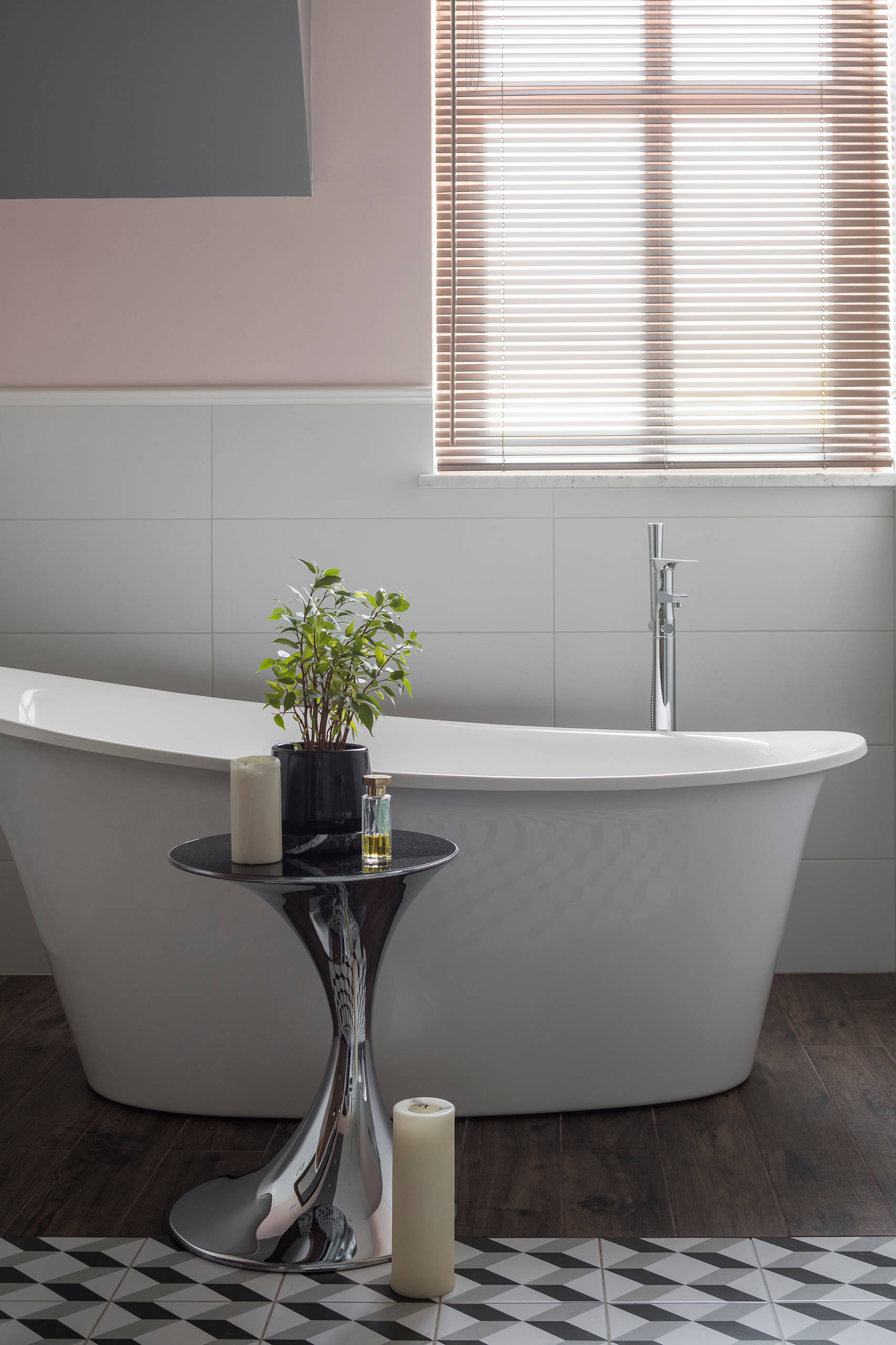 Вопрос: Ванна посреди комнаты — как в ней мыться