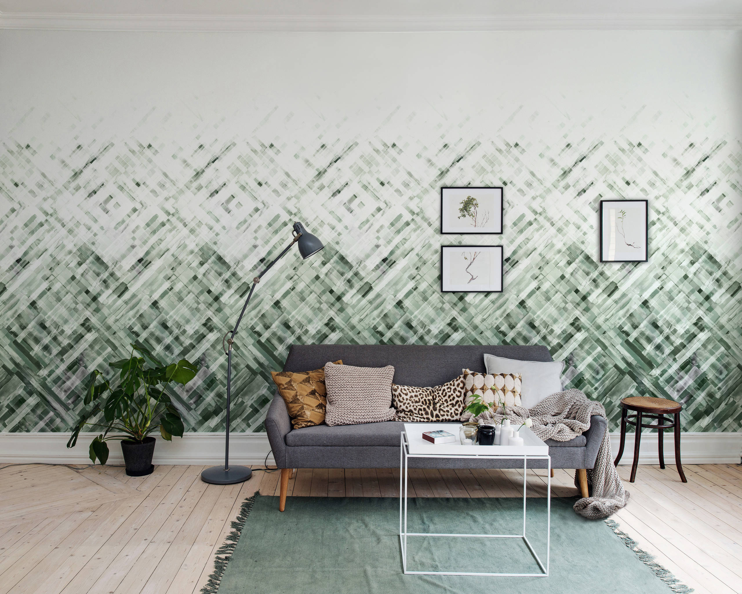 Как правильно: Сочетать два вида обоев в гостиной