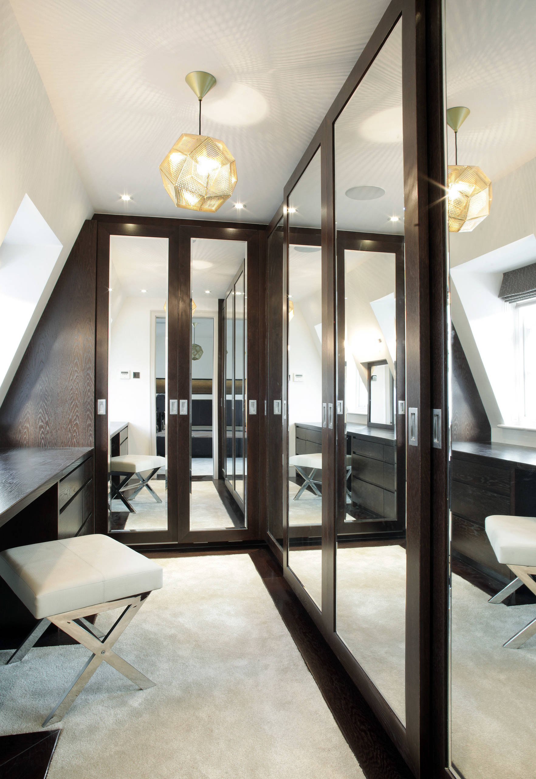 Курсы кройки жилья: Идеи нестандартного размещения гардеробной комнаты