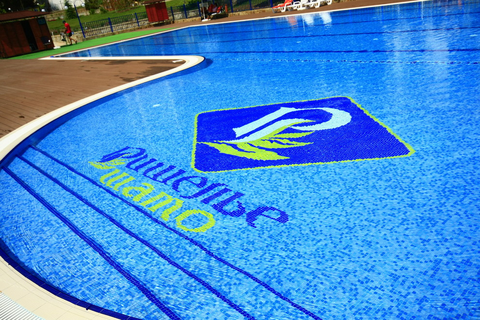 Social outdor swimming pools