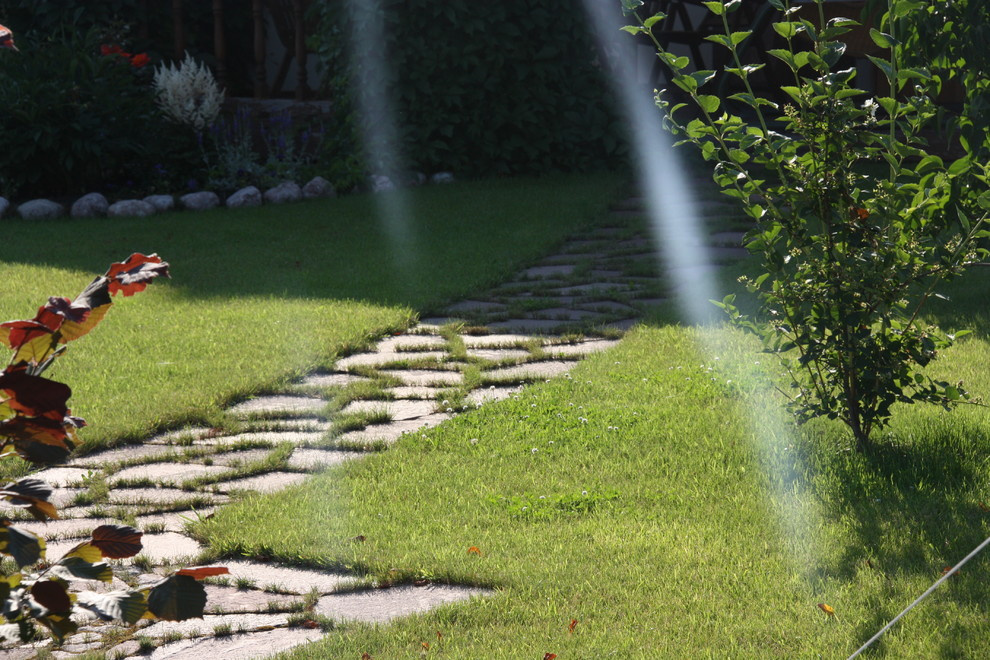 Дорожка (площадка) из натурального камня (розовый плитняк) в траве