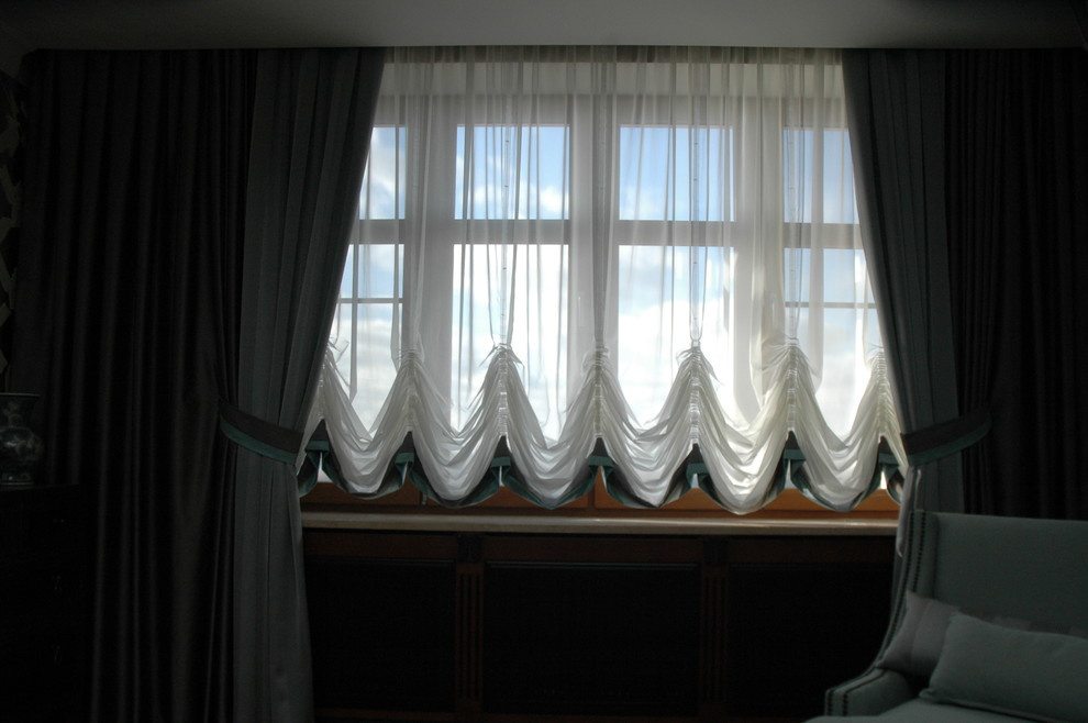 Дизайн окна в мужской спальне