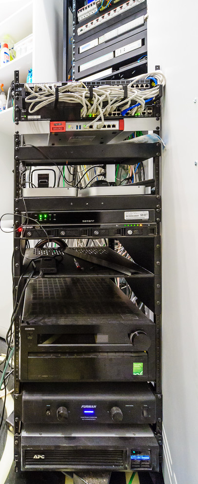 Выкатной шкаф системы управления и источников AV сигнала.